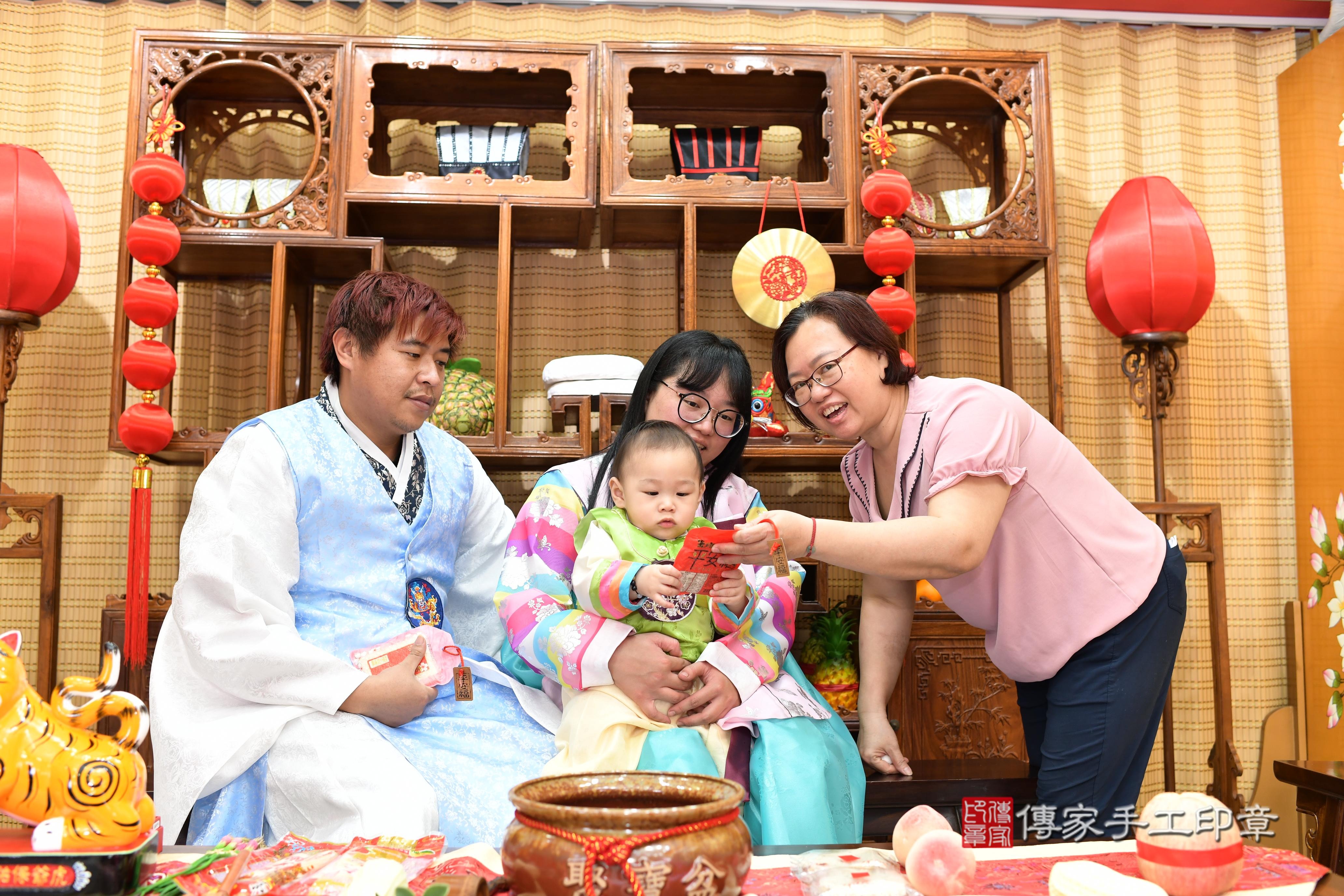 傳家手工印章台南店、抓周、度脺、中國風會場、傳家嬰兒古禮、吉祥話、抓周道具物品24種、拍照。抓周證書。寶寶抓周、滿周歲、生日快樂、祝福