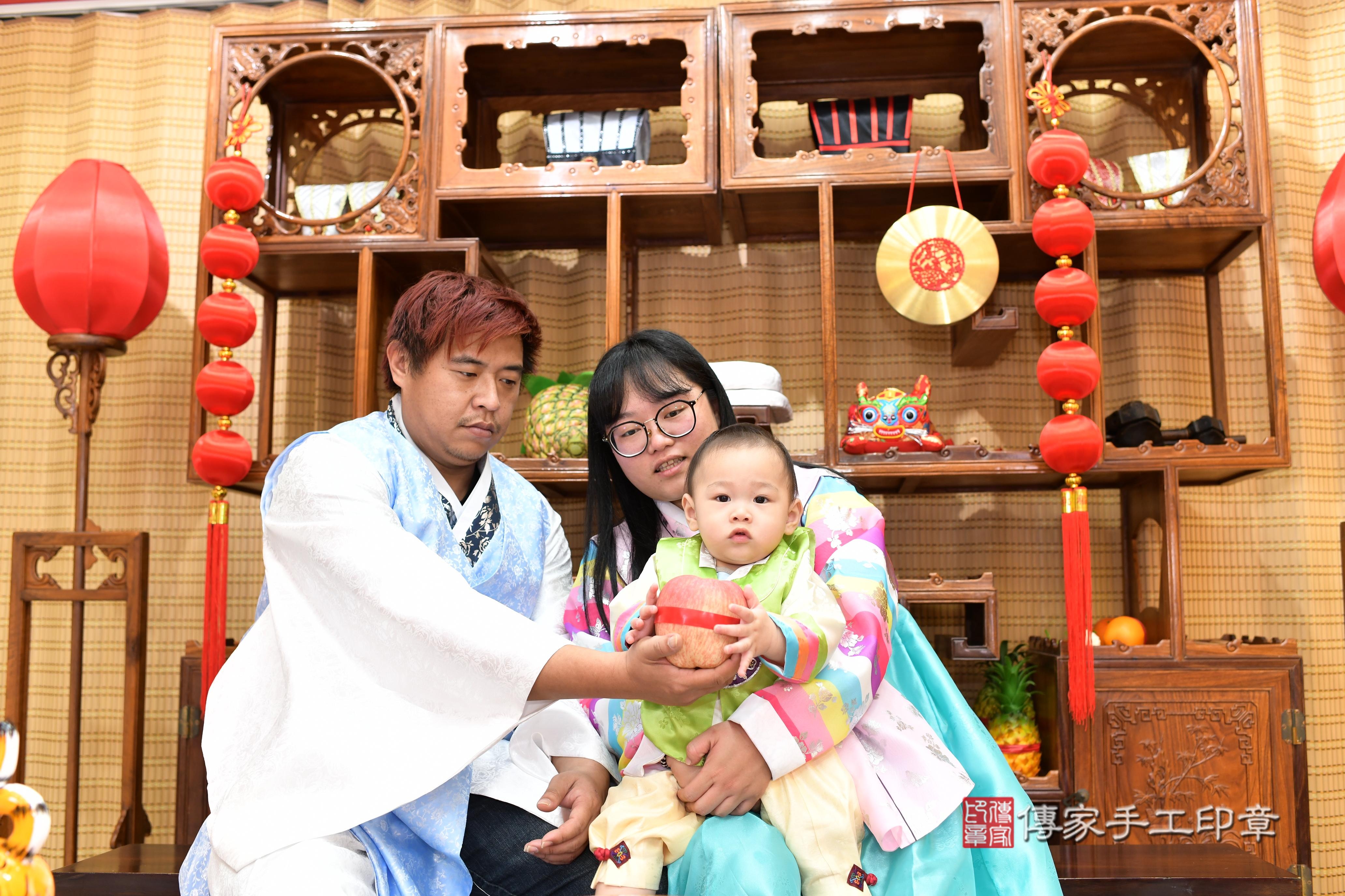 傳家手工印章台南店、抓周、度脺、中國風會場、傳家嬰兒古禮、吉祥話、抓周道具物品24種、拍照。抓周證書。寶寶抓周、滿周歲、生日快樂、祝福