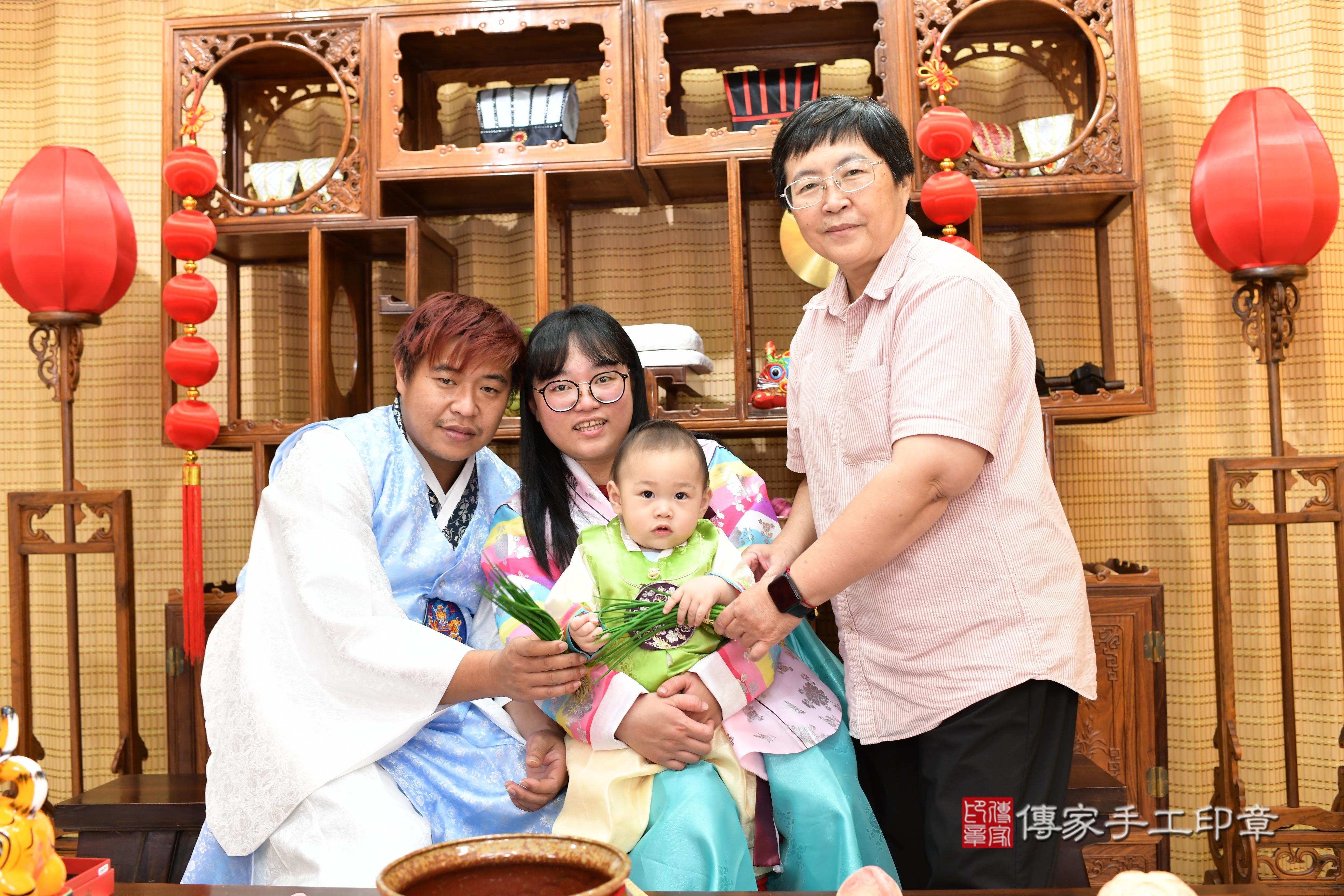 傳家手工印章台南店、抓周、度脺、中國風會場、傳家嬰兒古禮、吉祥話、抓周道具物品24種、拍照。抓周證書。寶寶抓周、滿周歲、生日快樂、祝福