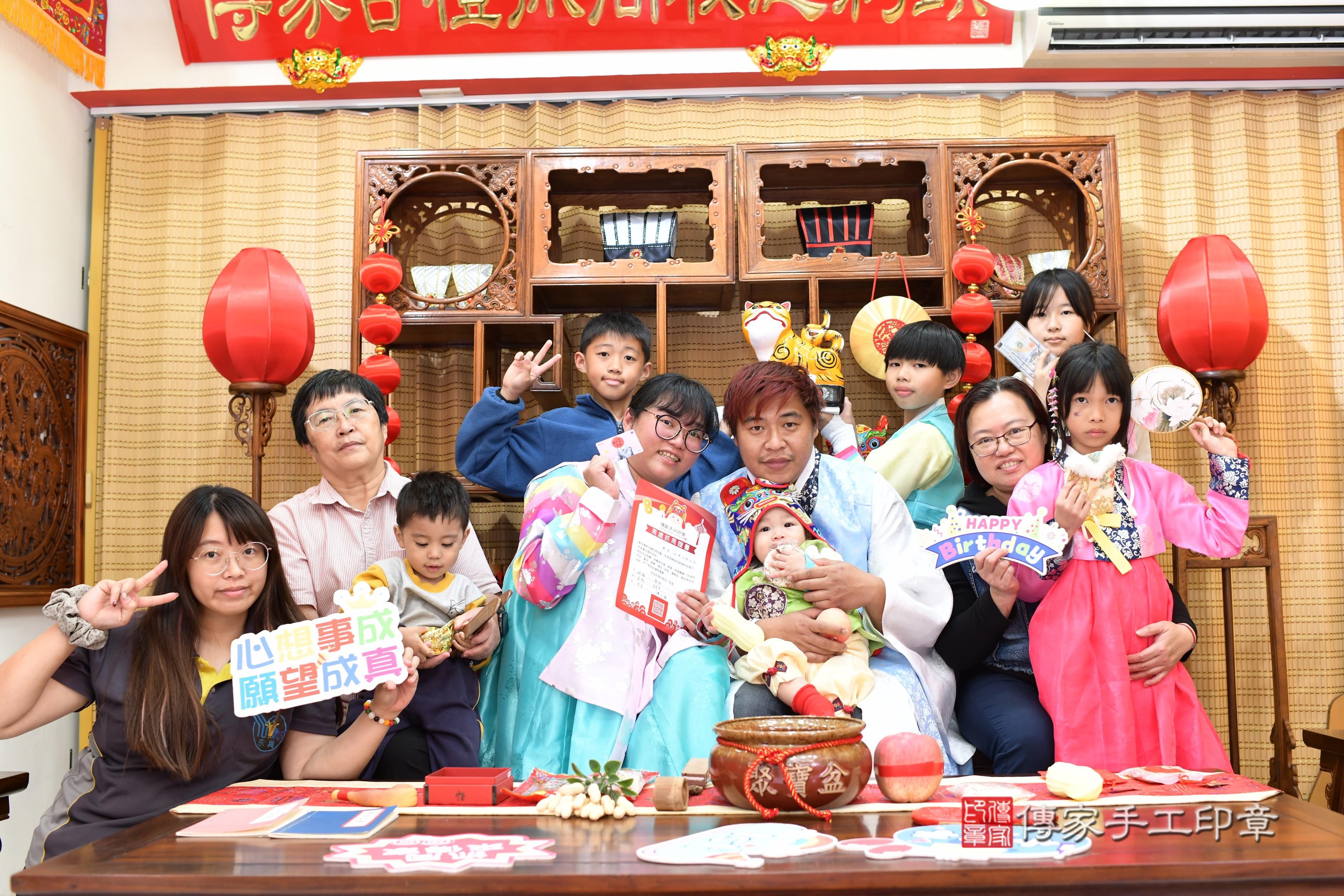傳家手工印章台南店、抓周、度脺、中國風會場、傳家嬰兒古禮、吉祥話、抓周道具物品24種、拍照。抓周證書。寶寶抓周、滿周歲、生日快樂、祝福