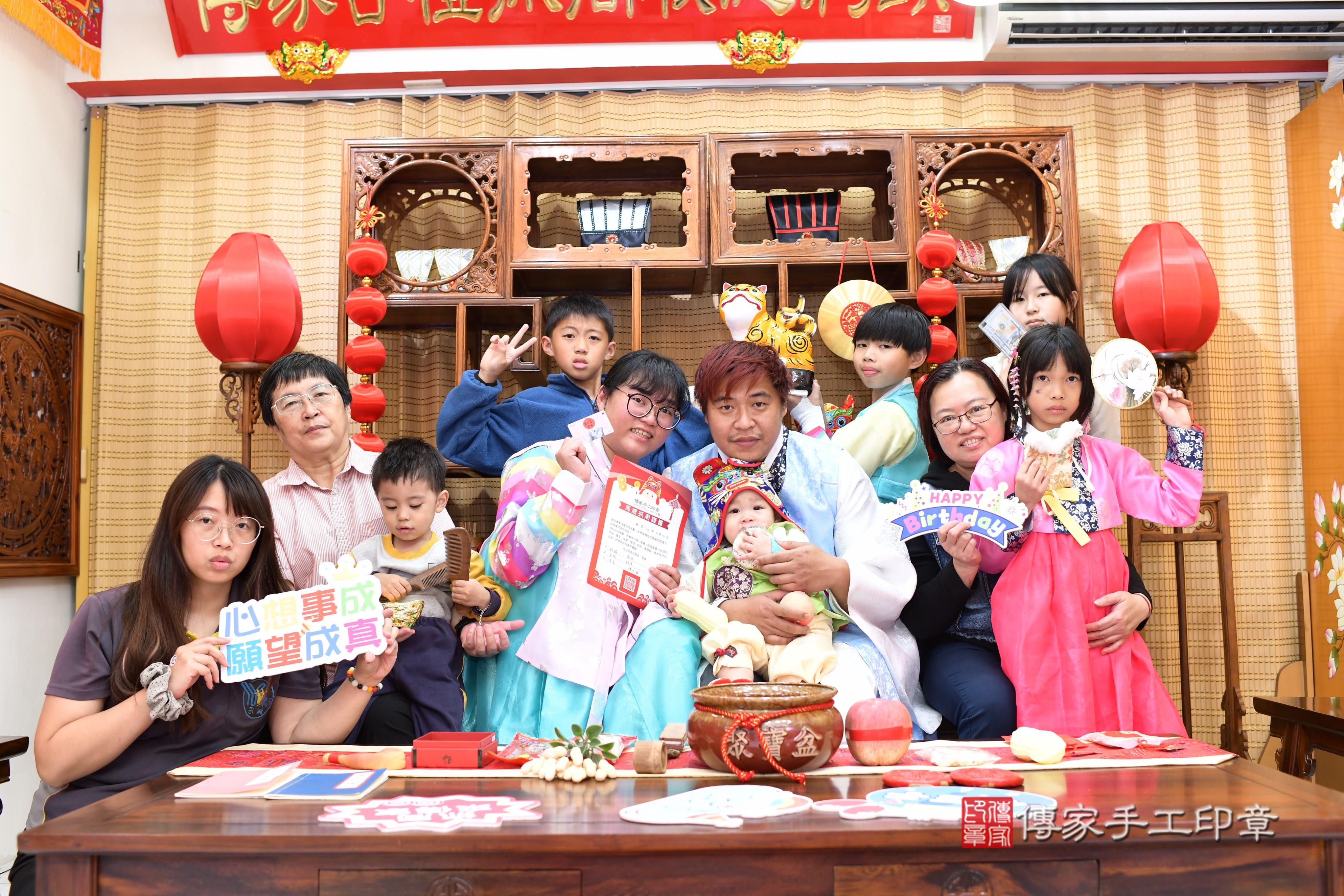 傳家手工印章台南店、抓周、度脺、中國風會場、傳家嬰兒古禮、吉祥話、抓周道具物品24種、拍照。抓周證書。寶寶抓周、滿周歲、生日快樂、祝福