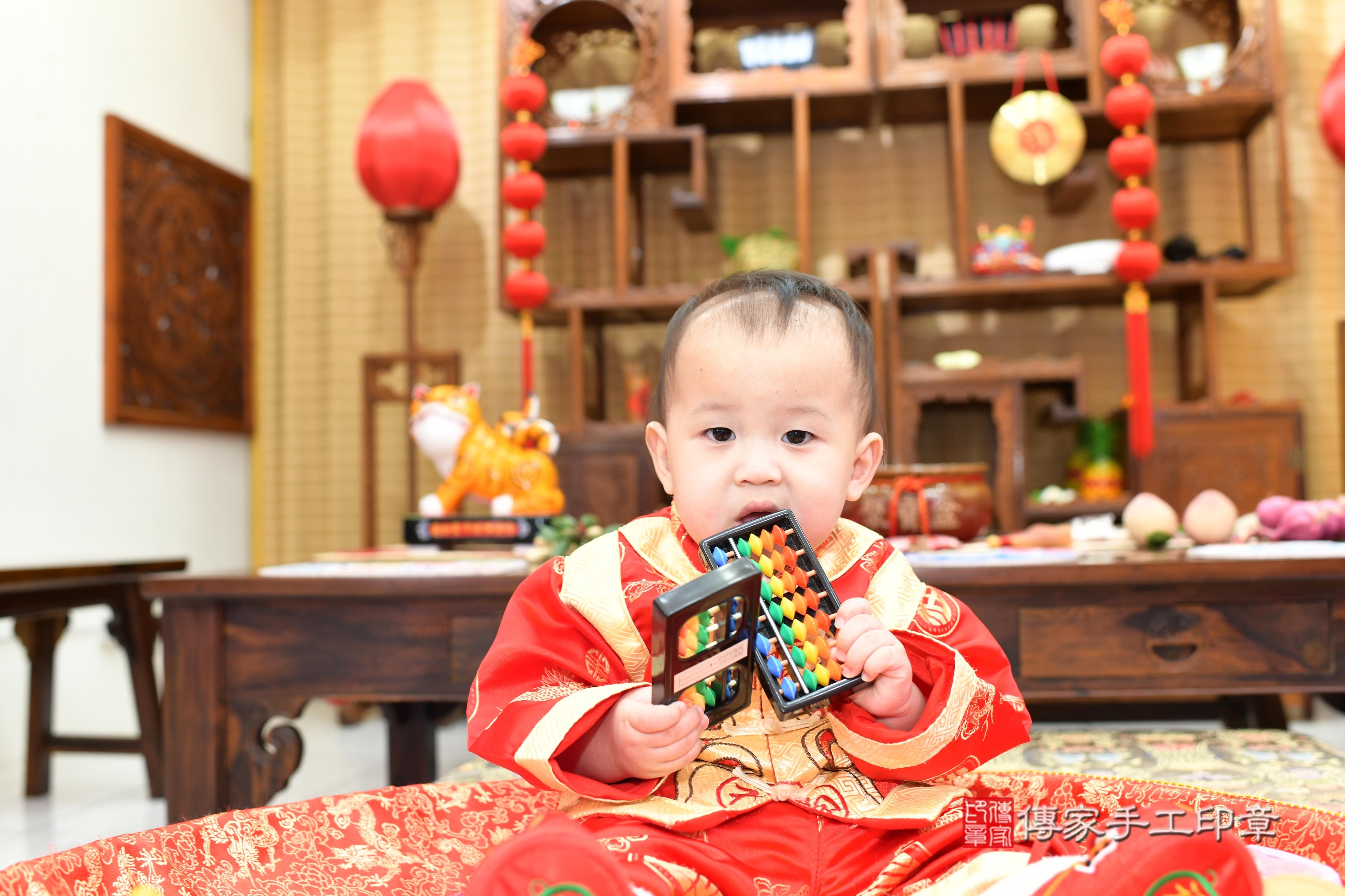 傳家手工印章台南店、抓周、度脺、中國風會場、傳家嬰兒古禮、吉祥話、抓周道具物品24種、拍照。抓周證書。寶寶抓周、滿周歲、生日快樂、祝福