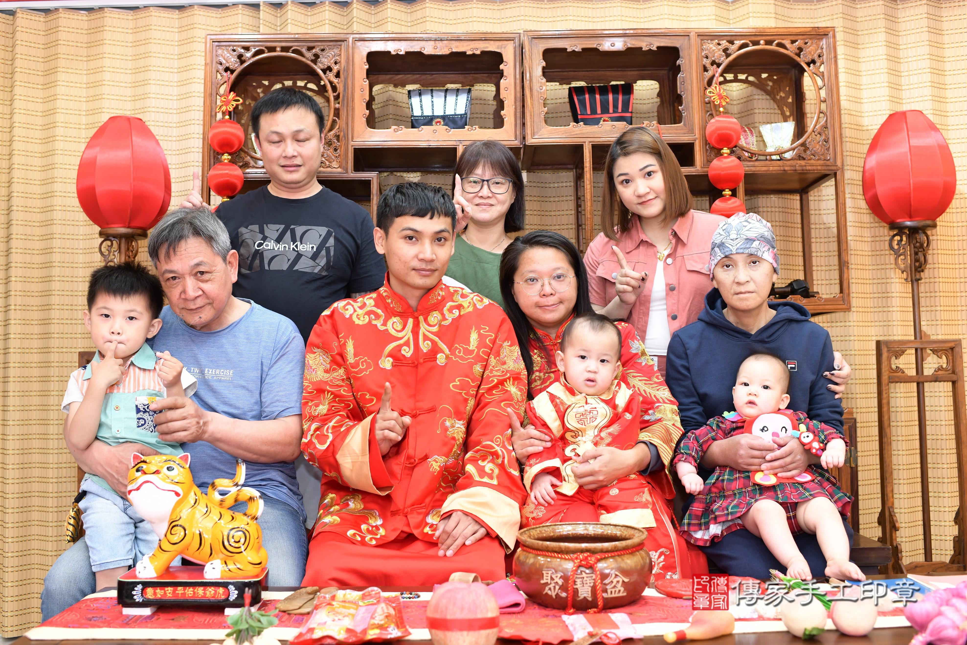 傳家手工印章台南店、抓周、度脺、中國風會場、傳家嬰兒古禮、吉祥話、抓周道具物品24種、拍照。抓周證書。寶寶抓周、滿周歲、生日快樂、祝福