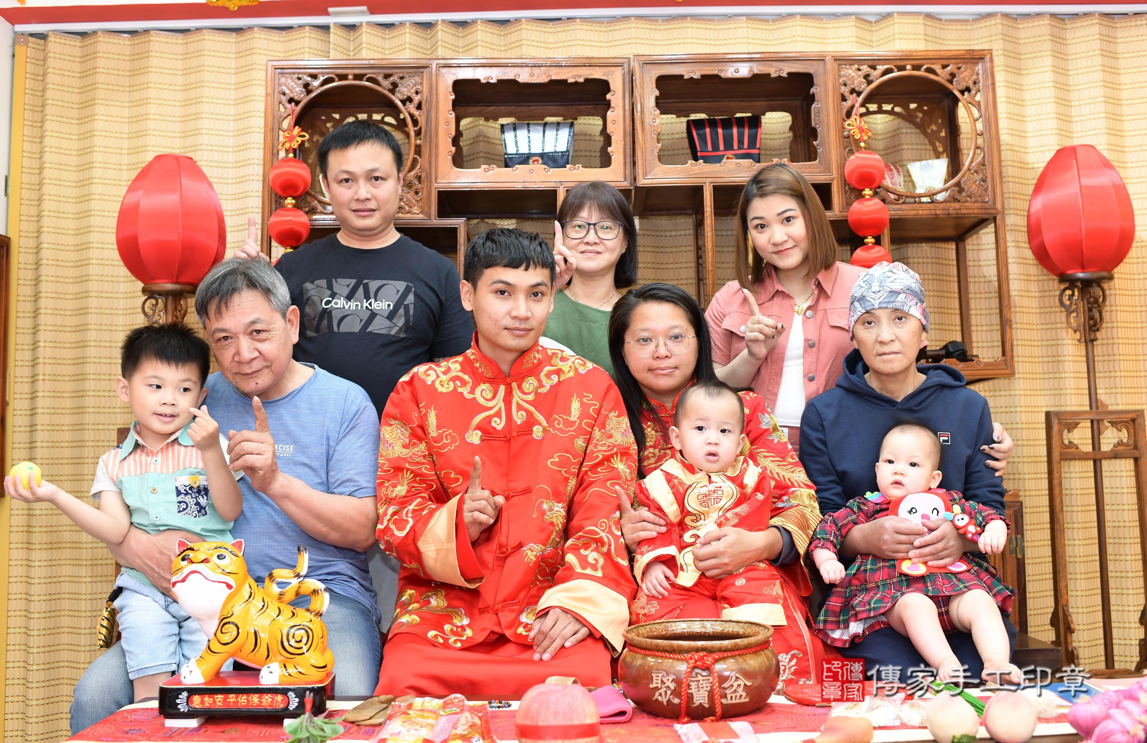 傳家手工印章台南店、抓周、度脺、中國風會場、傳家嬰兒古禮、吉祥話、抓周道具物品24種、拍照。抓周證書。寶寶抓周、滿周歲、生日快樂、祝福