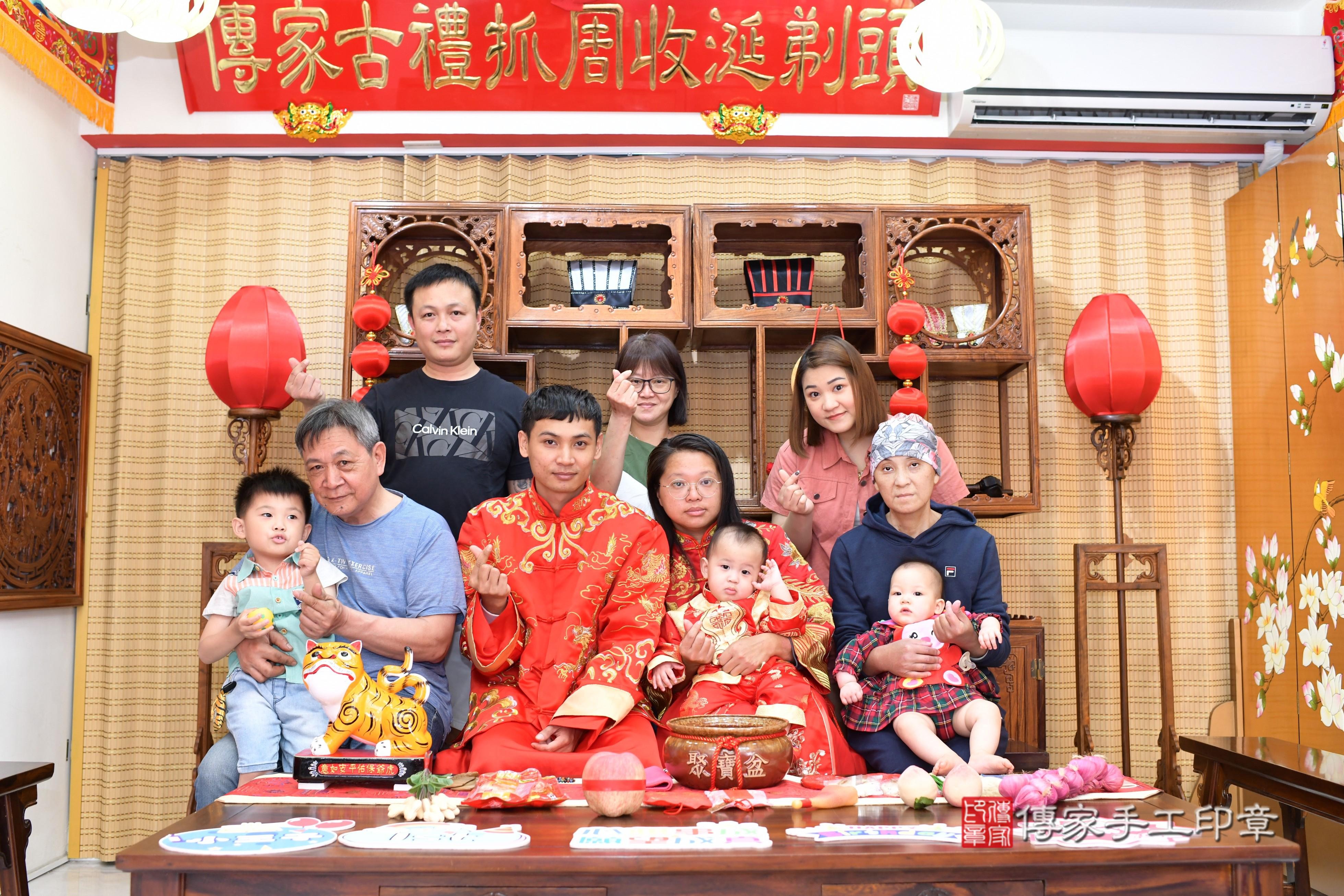 傳家手工印章台南店、抓周、度脺、中國風會場、傳家嬰兒古禮、吉祥話、抓周道具物品24種、拍照。抓周證書。寶寶抓周、滿周歲、生日快樂、祝福