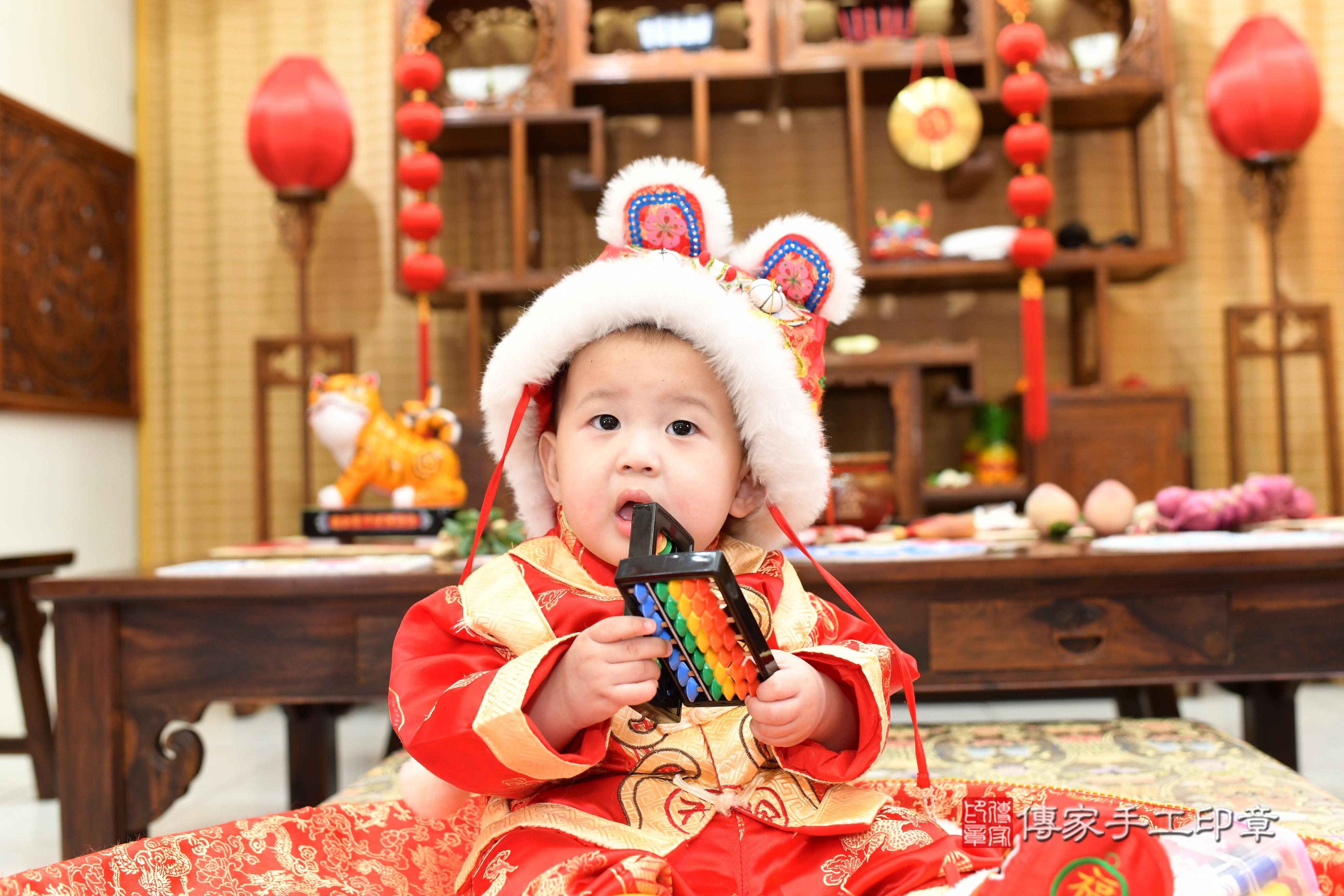 傳家手工印章台南店、抓周、度脺、中國風會場、傳家嬰兒古禮、吉祥話、抓周道具物品24種、拍照。抓周證書。寶寶抓周、滿周歲、生日快樂、祝福