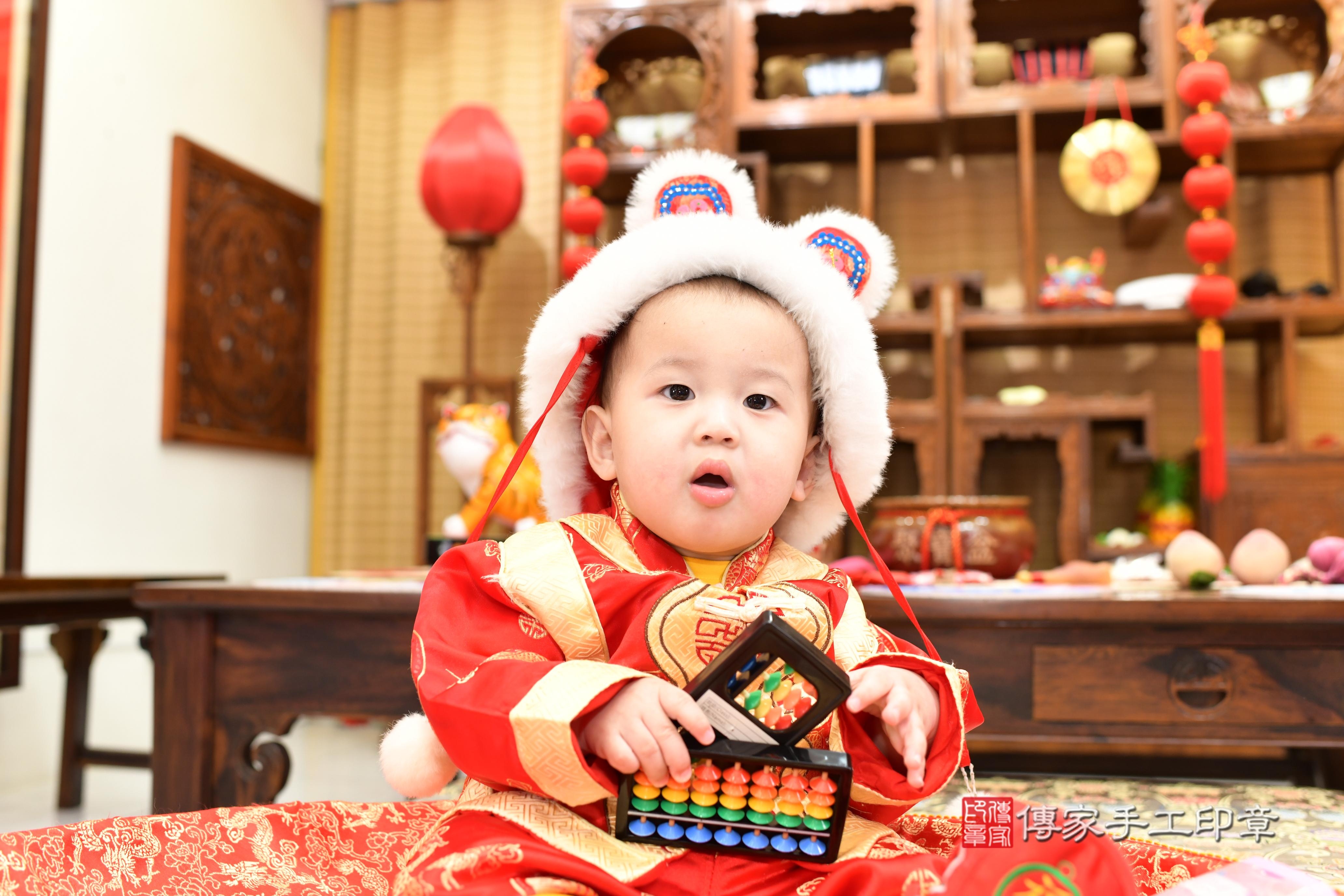 傳家手工印章台南店、抓周、度脺、中國風會場、傳家嬰兒古禮、吉祥話、抓周道具物品24種、拍照。抓周證書。寶寶抓周、滿周歲、生日快樂、祝福