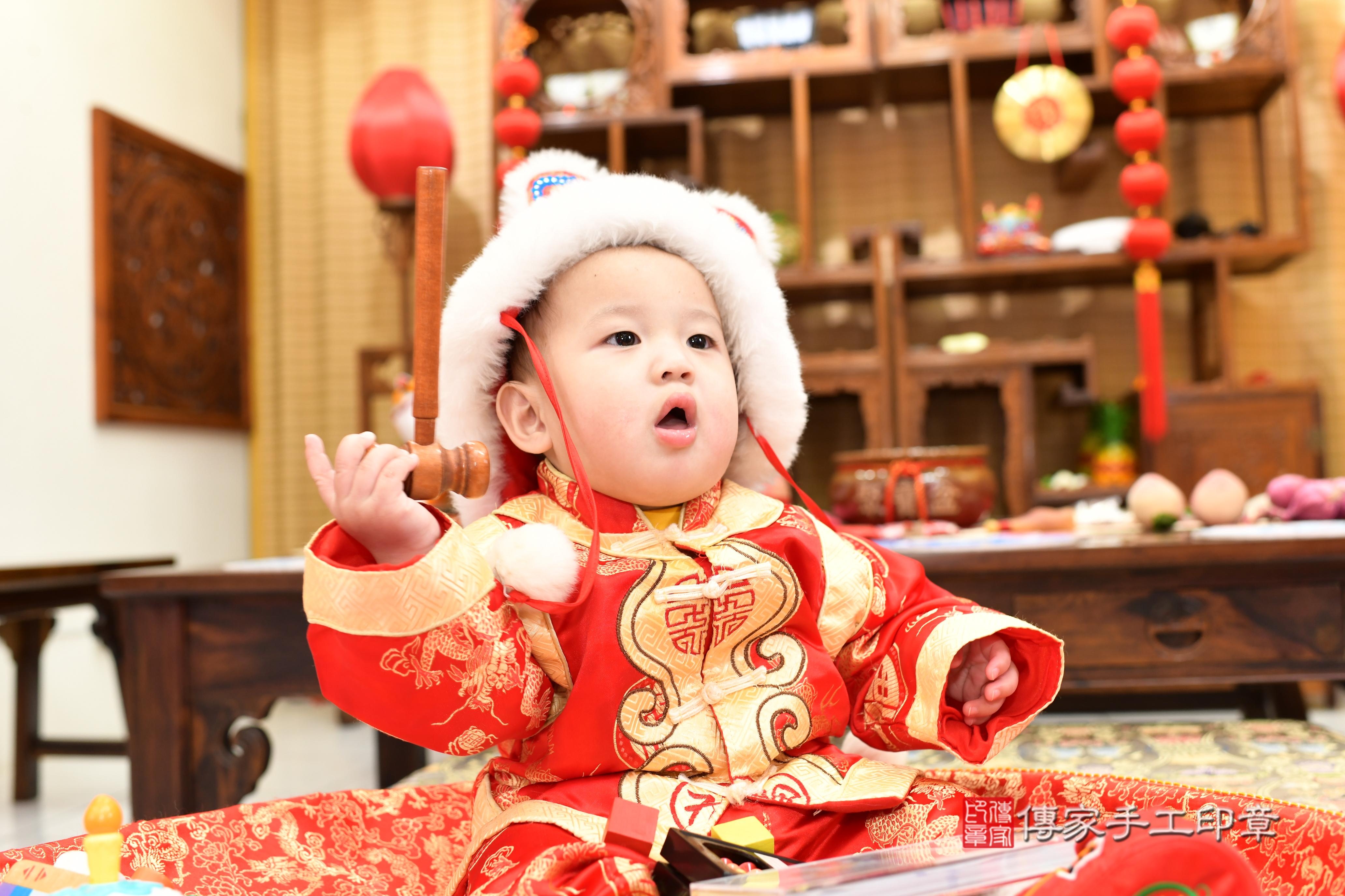 傳家手工印章台南店、抓周、度脺、中國風會場、傳家嬰兒古禮、吉祥話、抓周道具物品24種、拍照。抓周證書。寶寶抓周、滿周歲、生日快樂、祝福