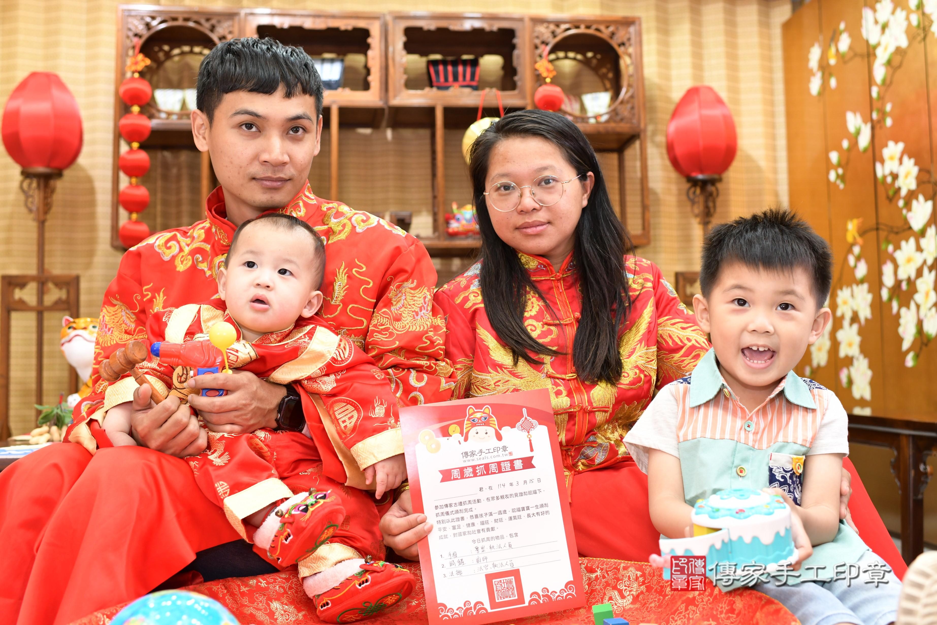 傳家手工印章台南店、抓周、度脺、中國風會場、傳家嬰兒古禮、吉祥話、抓周道具物品24種、拍照。抓周證書。寶寶抓周、滿周歲、生日快樂、祝福