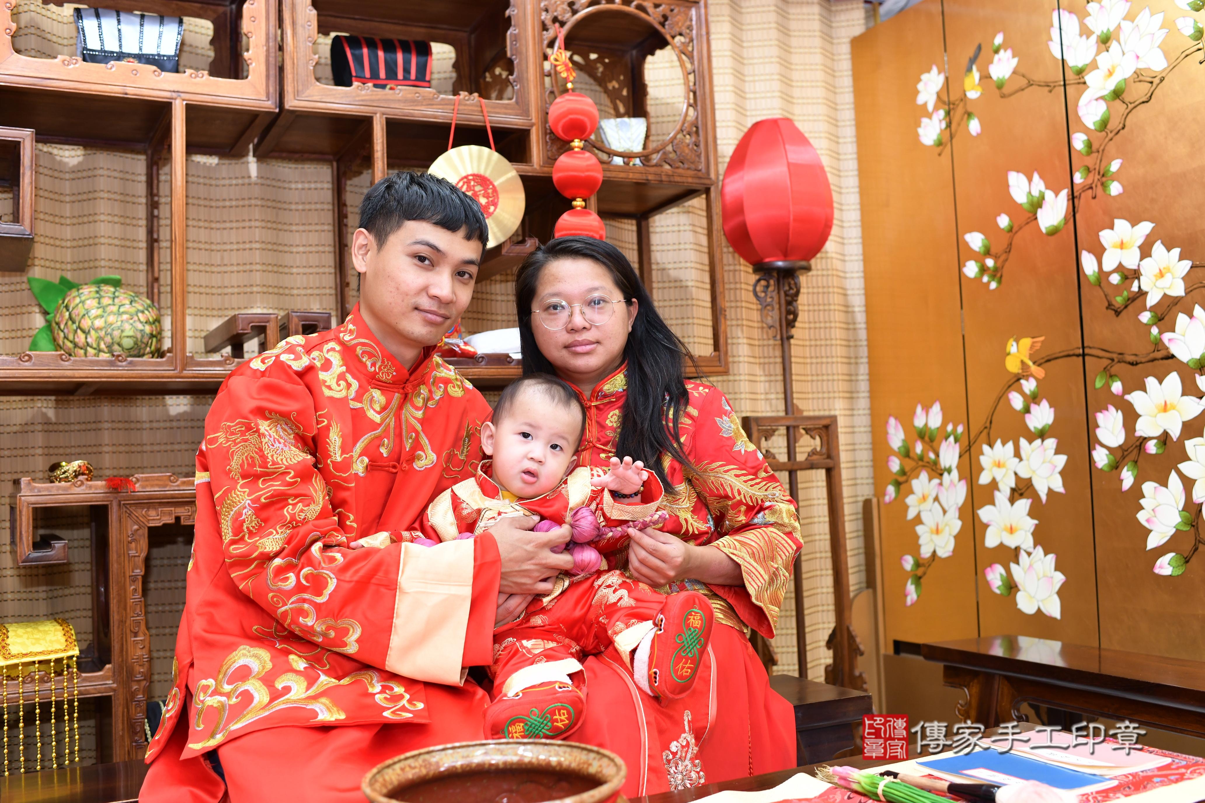 傳家手工印章台南店、抓周、度脺、中國風會場、傳家嬰兒古禮、吉祥話、抓周道具物品24種、拍照。抓周證書。寶寶抓周、滿周歲、生日快樂、祝福