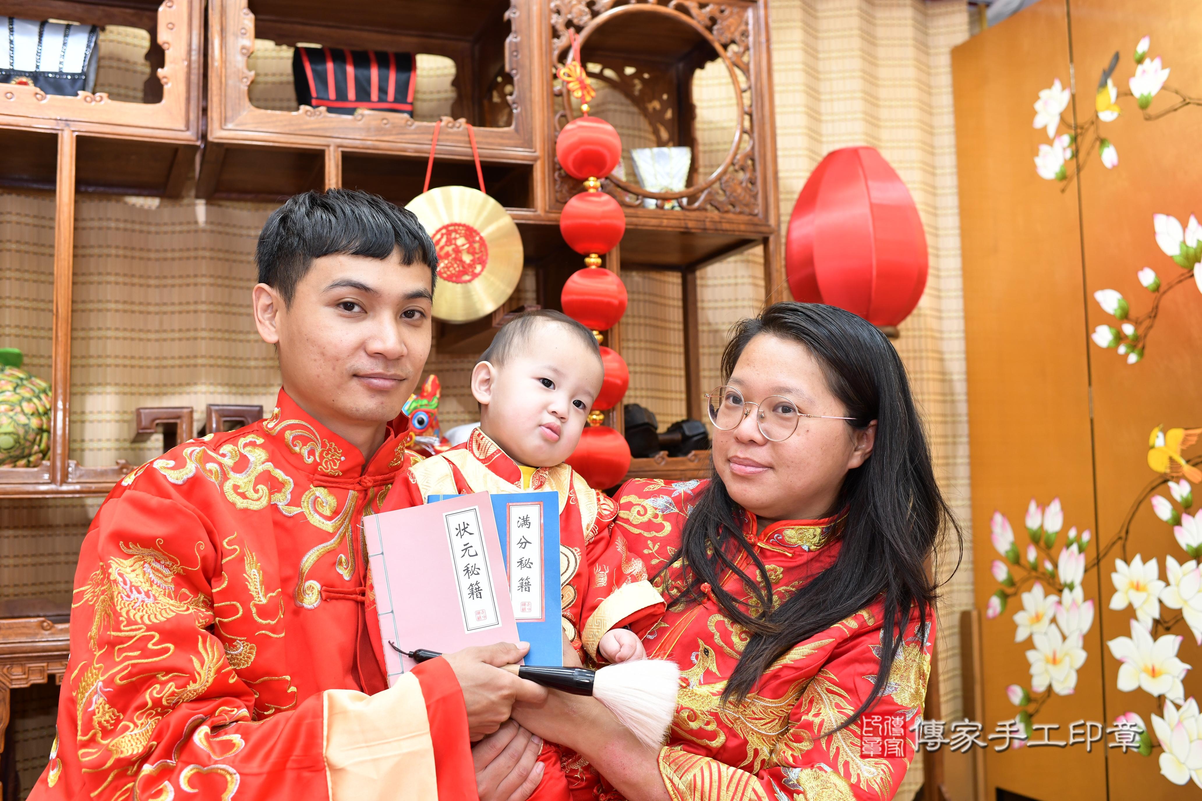 傳家手工印章台南店、抓周、度脺、中國風會場、傳家嬰兒古禮、吉祥話、抓周道具物品24種、拍照。抓周證書。寶寶抓周、滿周歲、生日快樂、祝福