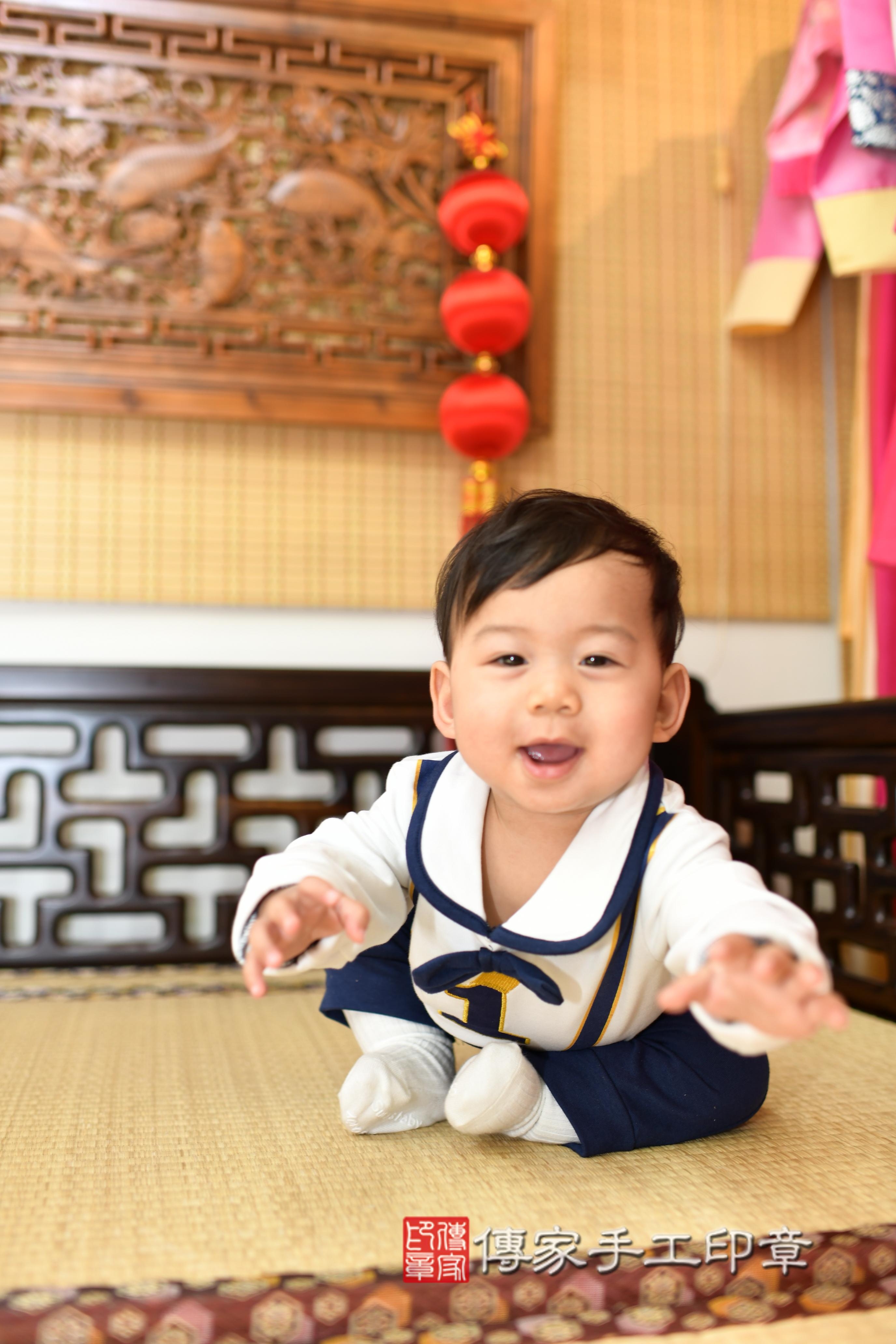 傳家手工印章台南店、抓周、度脺、中國風會場、傳家嬰兒古禮、吉祥話、抓周道具物品24種、拍照。抓周證書。寶寶抓周、滿周歲、生日快樂、祝福