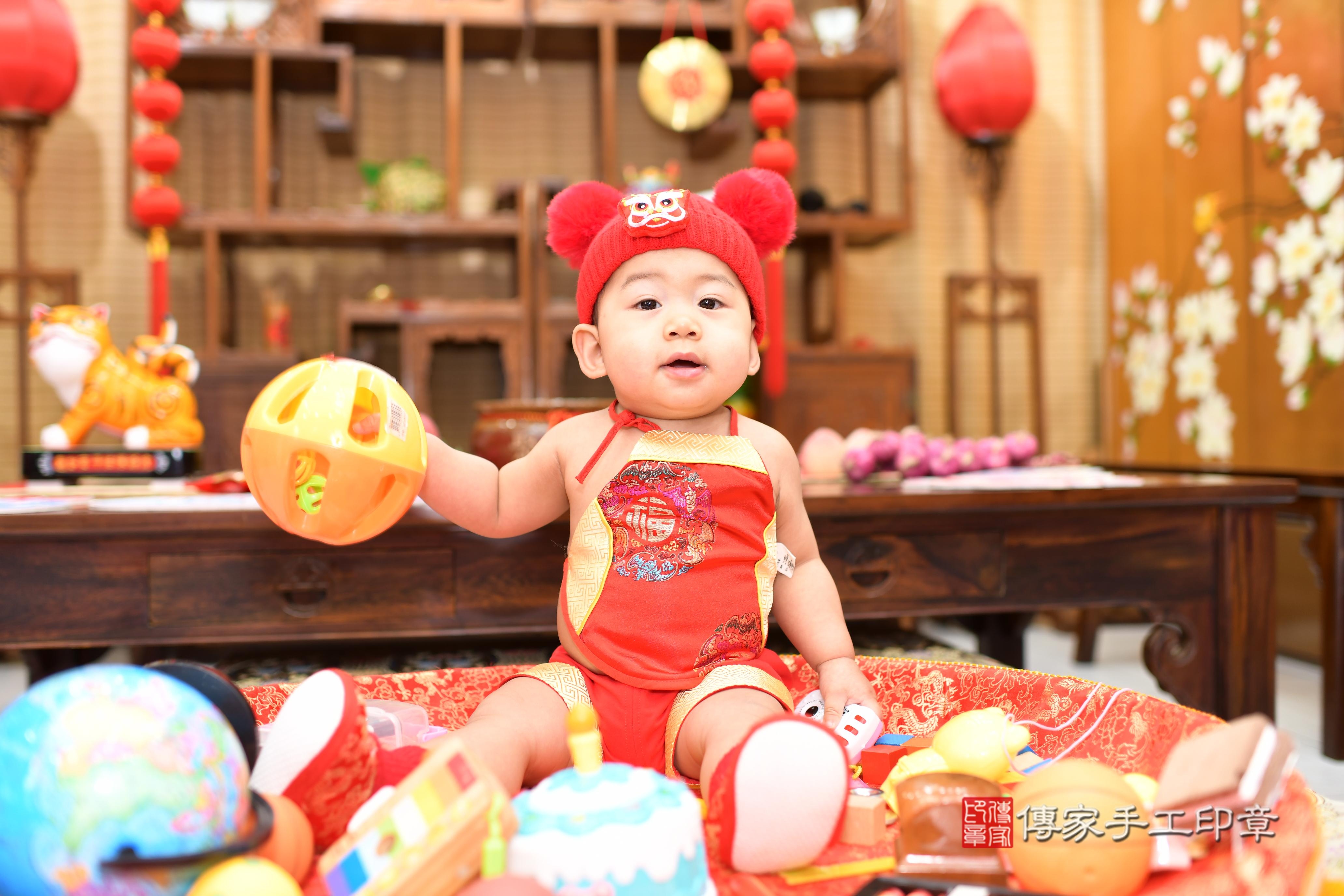 傳家手工印章台南店、抓周、度脺、中國風會場、傳家嬰兒古禮、吉祥話、抓周道具物品24種、拍照。抓周證書。寶寶抓周、滿周歲、生日快樂、祝福