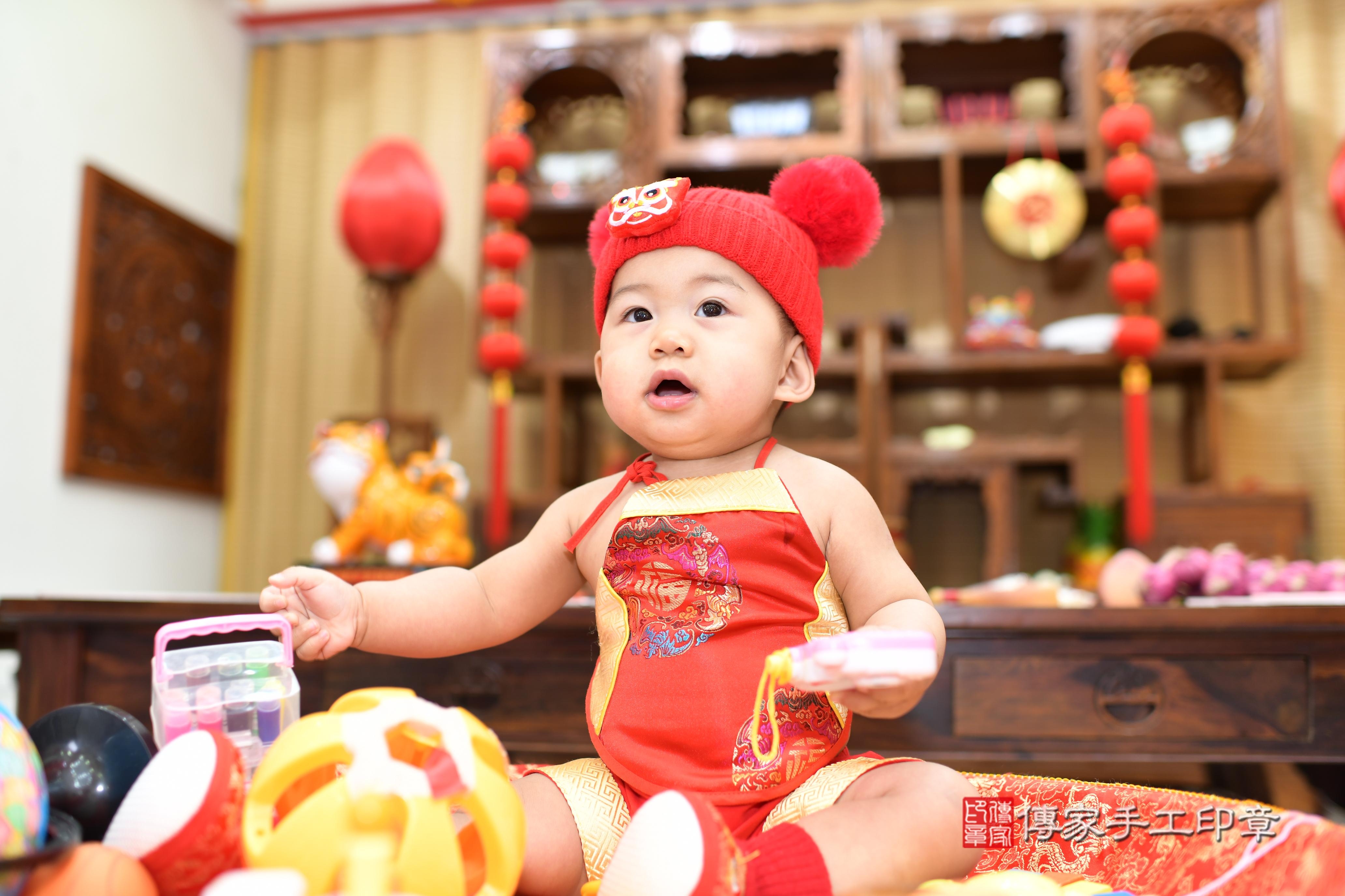 傳家手工印章台南店、抓周、度脺、中國風會場、傳家嬰兒古禮、吉祥話、抓周道具物品24種、拍照。抓周證書。寶寶抓周、滿周歲、生日快樂、祝福