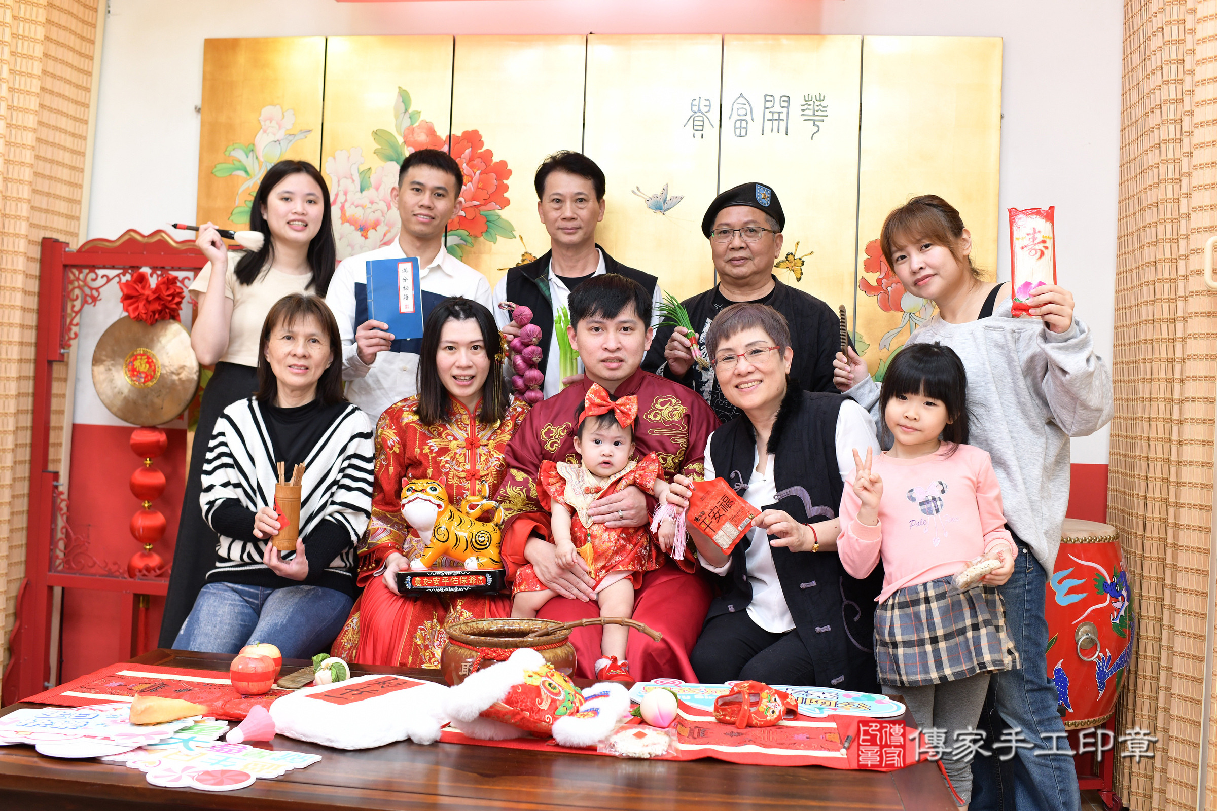 台北市大同區小寧寶寶抓周推薦：傳家台北店抓周度脺中國風會場，嬰兒古禮抓周流程儀式吉祥話、抓周道具物品24種、拍照。抓周證書。2025.2.28，照片25