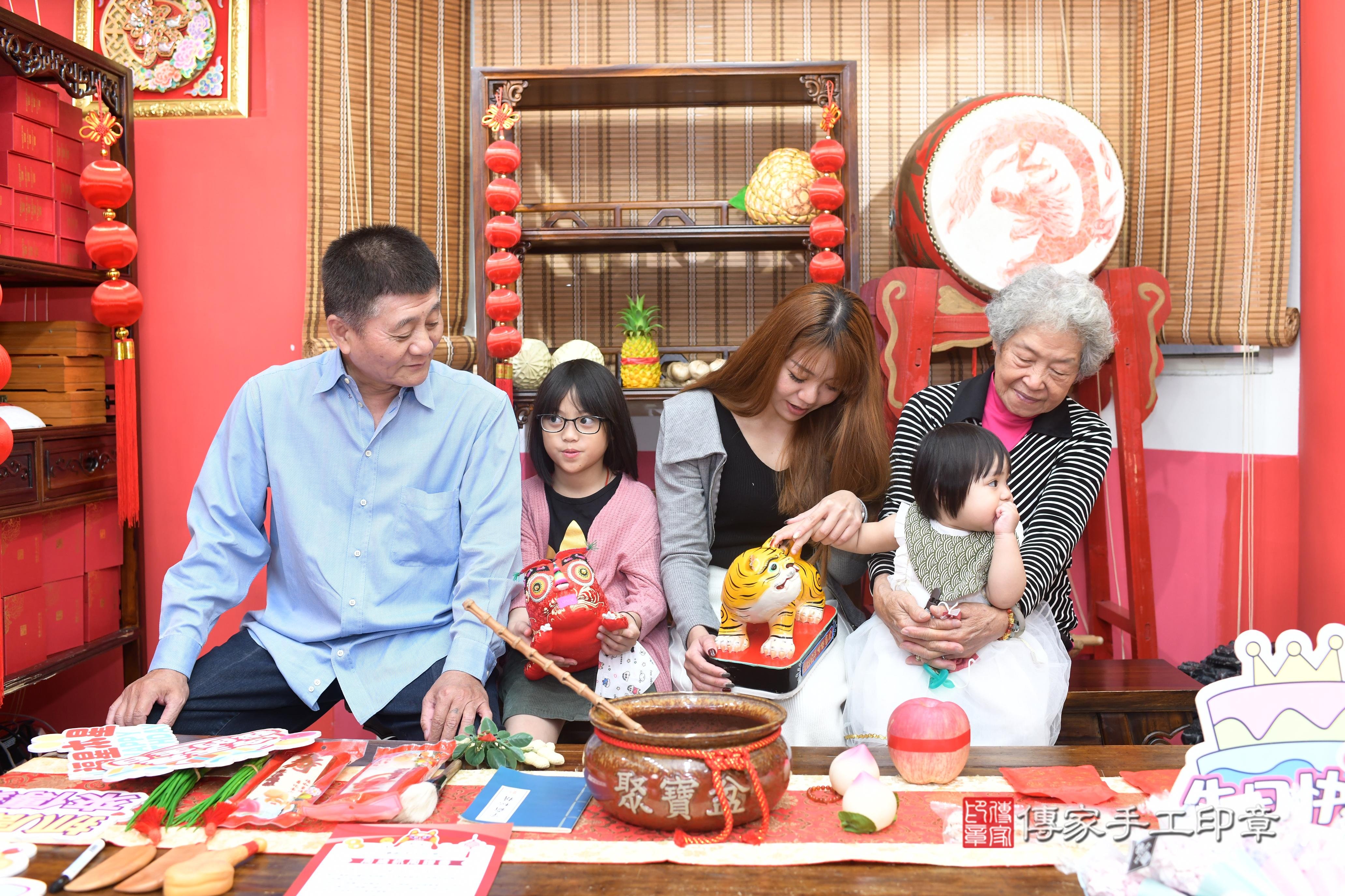 傳家手工印章高雄店、抓周、度脺、中國風會場、傳家嬰兒古禮、吉祥話、抓周道具物品24種、拍照。抓周證書。寶寶抓周、滿周歲、生日快樂、祝福