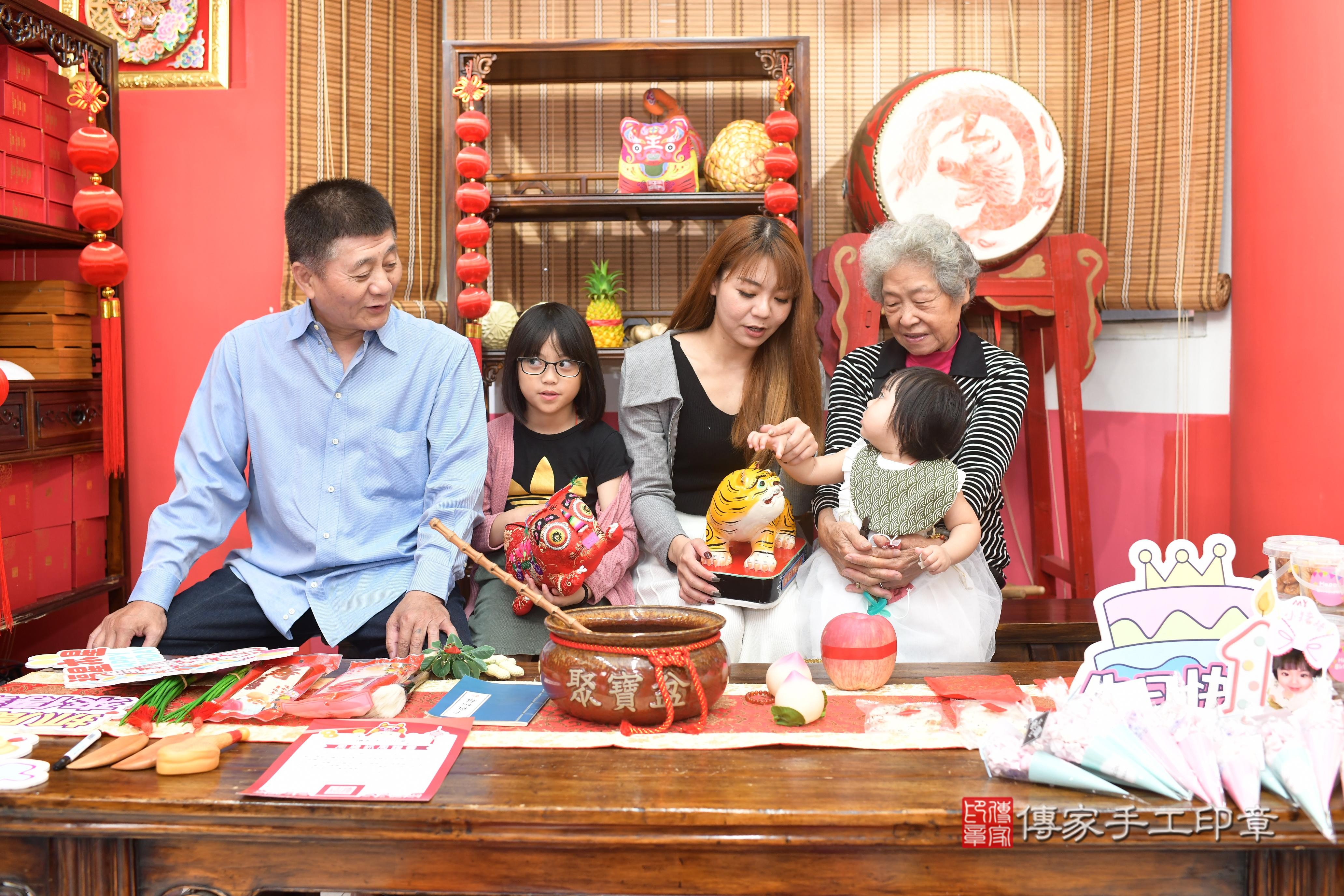 傳家手工印章高雄店、抓周、度脺、中國風會場、傳家嬰兒古禮、吉祥話、抓周道具物品24種、拍照。抓周證書。寶寶抓周、滿周歲、生日快樂、祝福