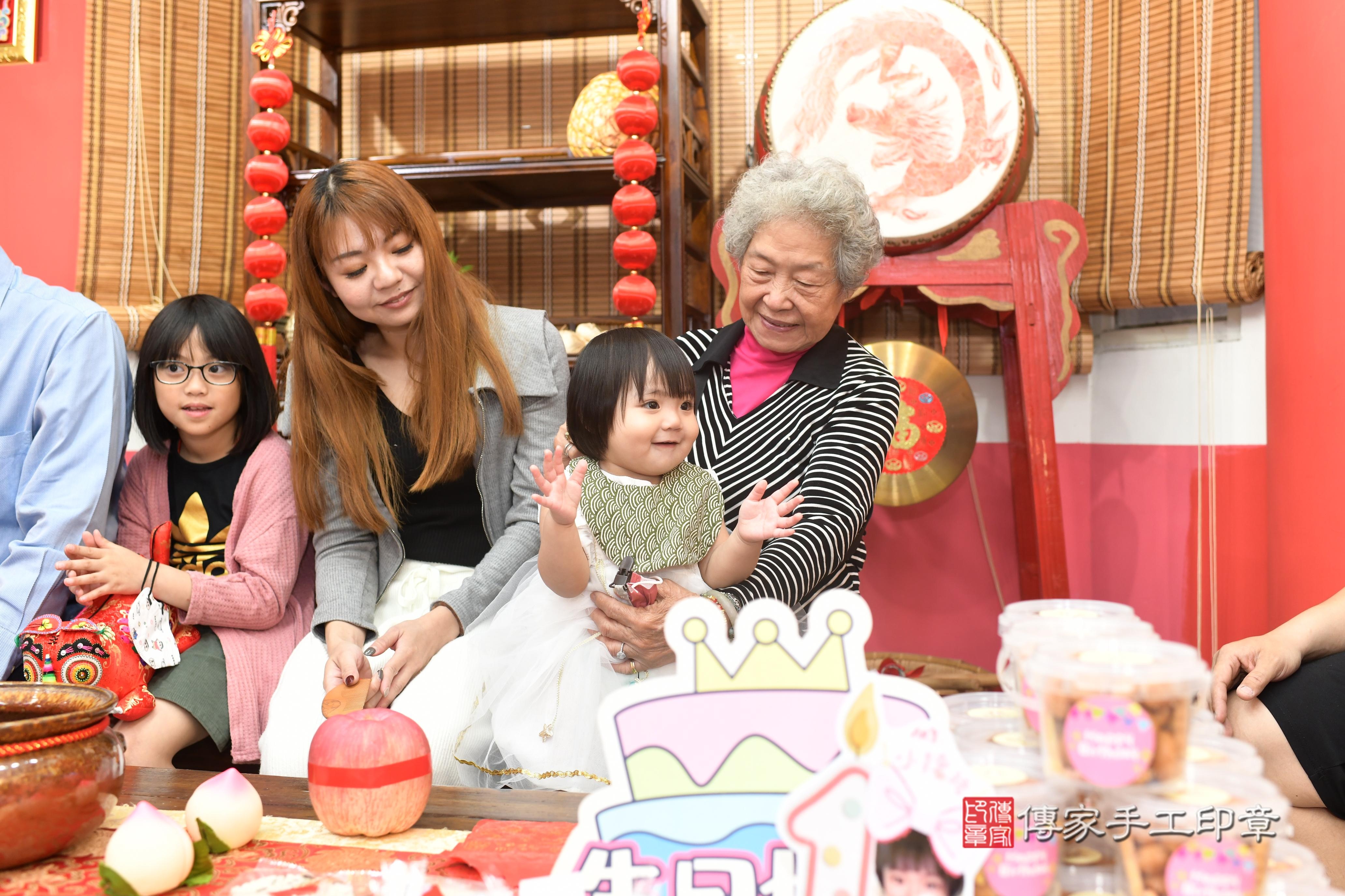 傳家手工印章高雄店、抓周、度脺、中國風會場、傳家嬰兒古禮、吉祥話、抓周道具物品24種、拍照。抓周證書。寶寶抓周、滿周歲、生日快樂、祝福