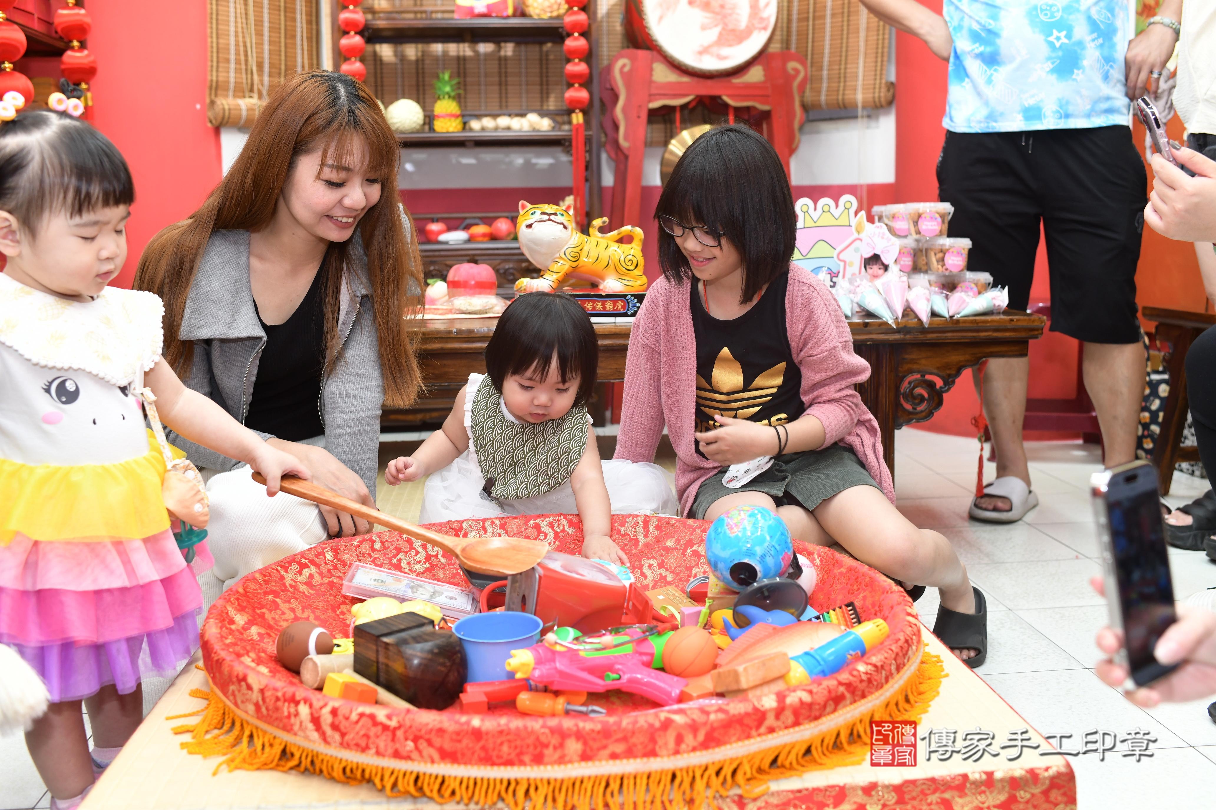 傳家手工印章高雄店、抓周、度脺、中國風會場、傳家嬰兒古禮、吉祥話、抓周道具物品24種、拍照。抓周證書。寶寶抓周、滿周歲、生日快樂、祝福