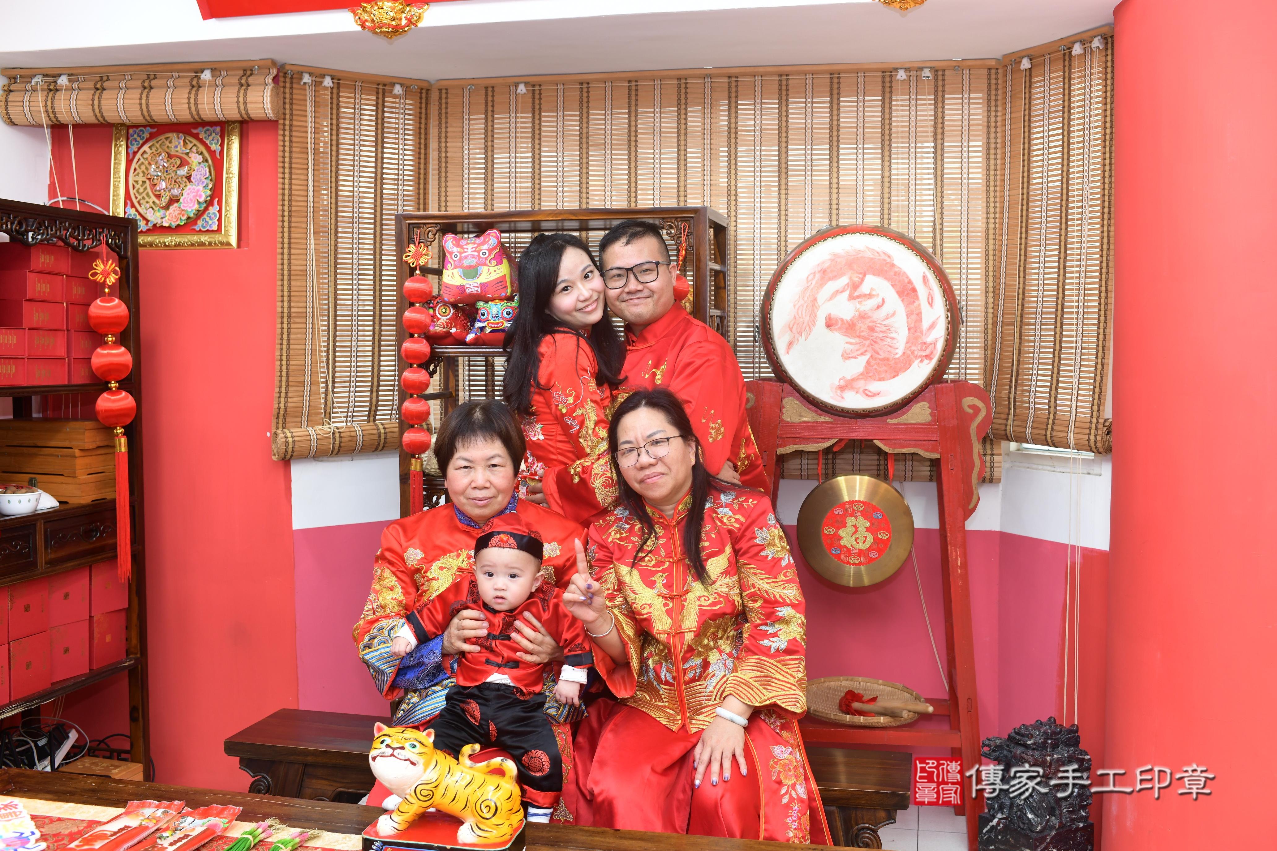 傳家手工印章高雄店、抓周、度脺、中國風會場、傳家嬰兒古禮、吉祥話、抓周道具物品24種、拍照。抓周證書。寶寶抓周、滿周歲、生日快樂、祝福