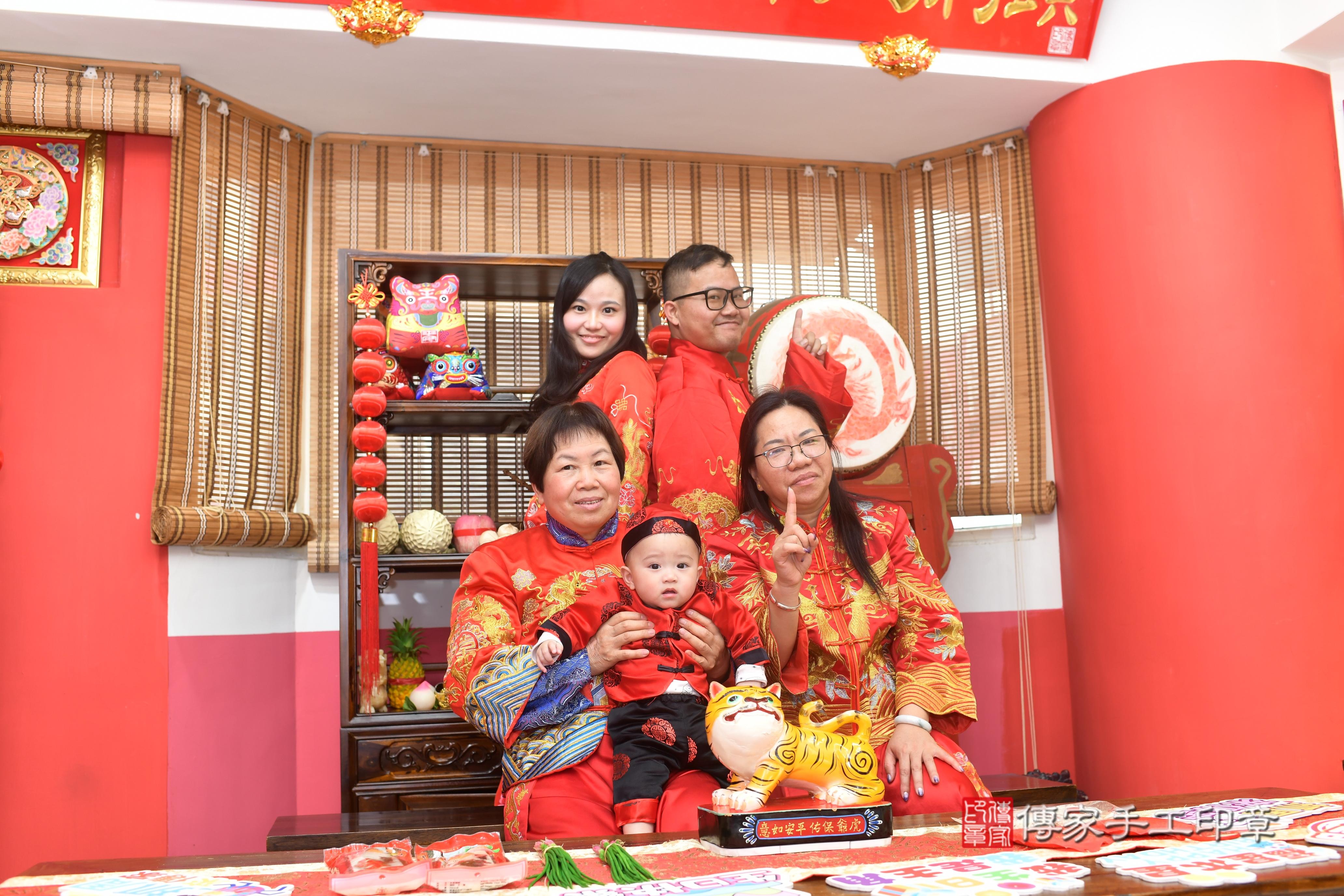 傳家手工印章高雄店、抓周、度脺、中國風會場、傳家嬰兒古禮、吉祥話、抓周道具物品24種、拍照。抓周證書。寶寶抓周、滿周歲、生日快樂、祝福