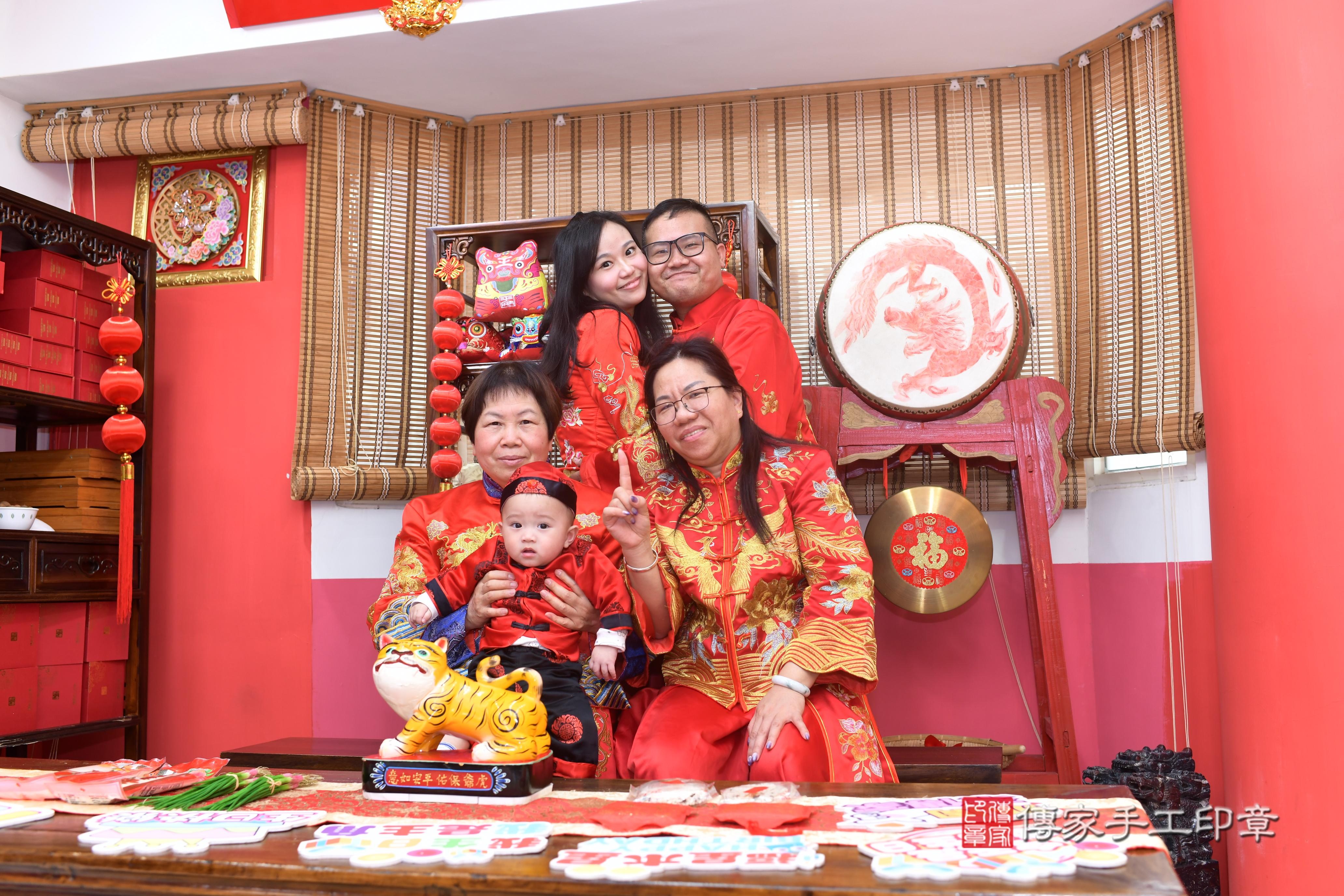 傳家手工印章高雄店、抓周、度脺、中國風會場、傳家嬰兒古禮、吉祥話、抓周道具物品24種、拍照。抓周證書。寶寶抓周、滿周歲、生日快樂、祝福