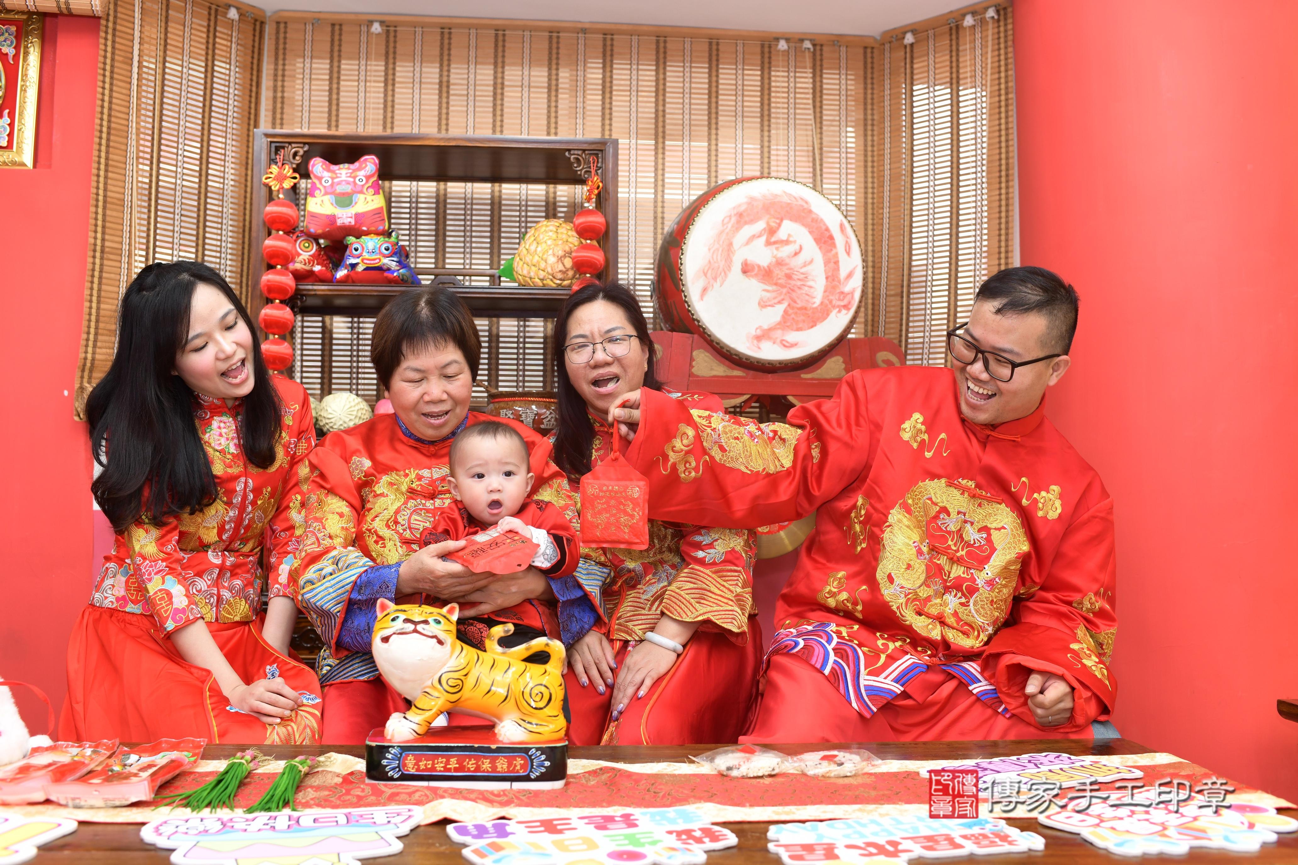 傳家手工印章高雄店、抓周、度脺、中國風會場、傳家嬰兒古禮、吉祥話、抓周道具物品24種、拍照。抓周證書。寶寶抓周、滿周歲、生日快樂、祝福