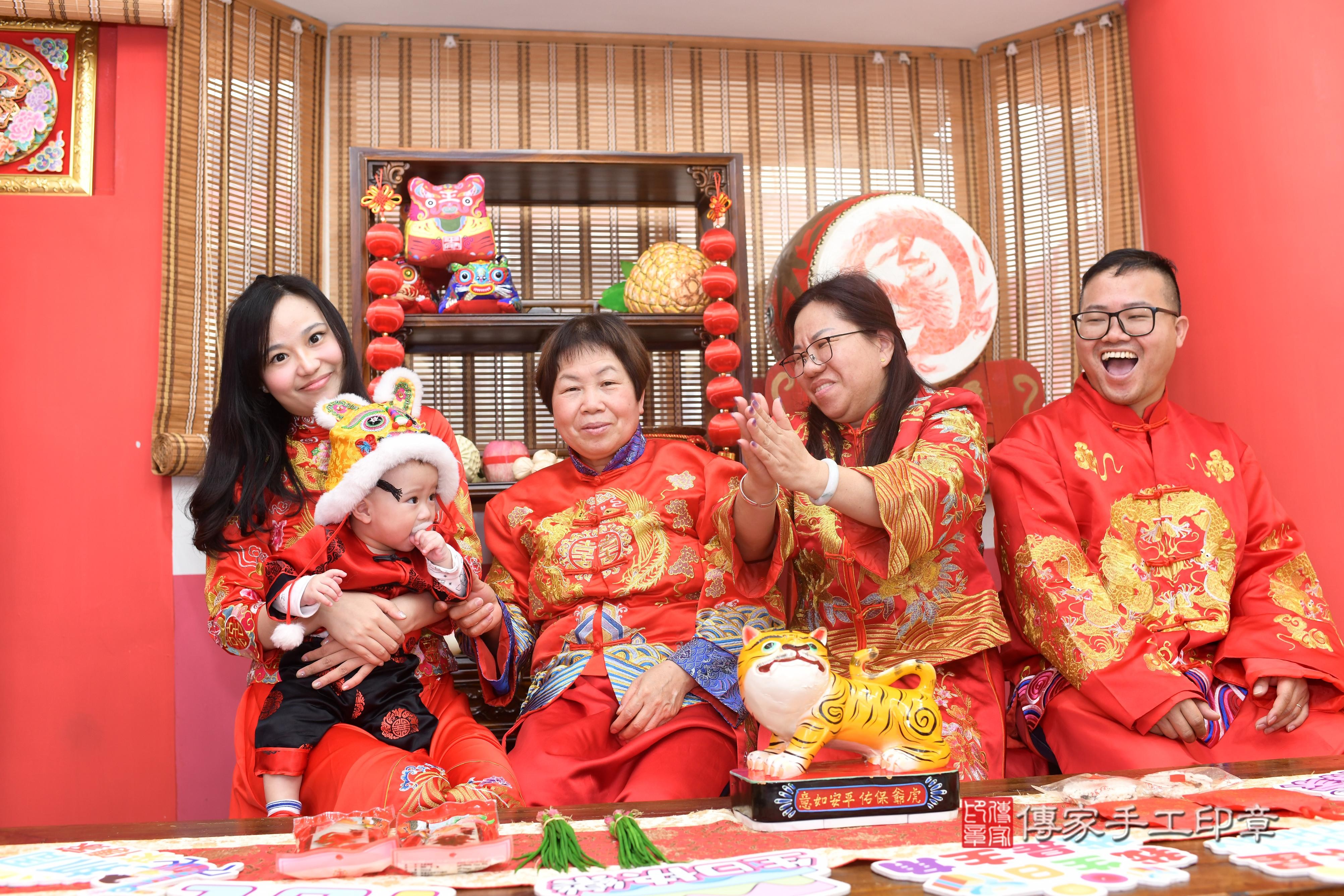 傳家手工印章高雄店、抓周、度脺、中國風會場、傳家嬰兒古禮、吉祥話、抓周道具物品24種、拍照。抓周證書。寶寶抓周、滿周歲、生日快樂、祝福