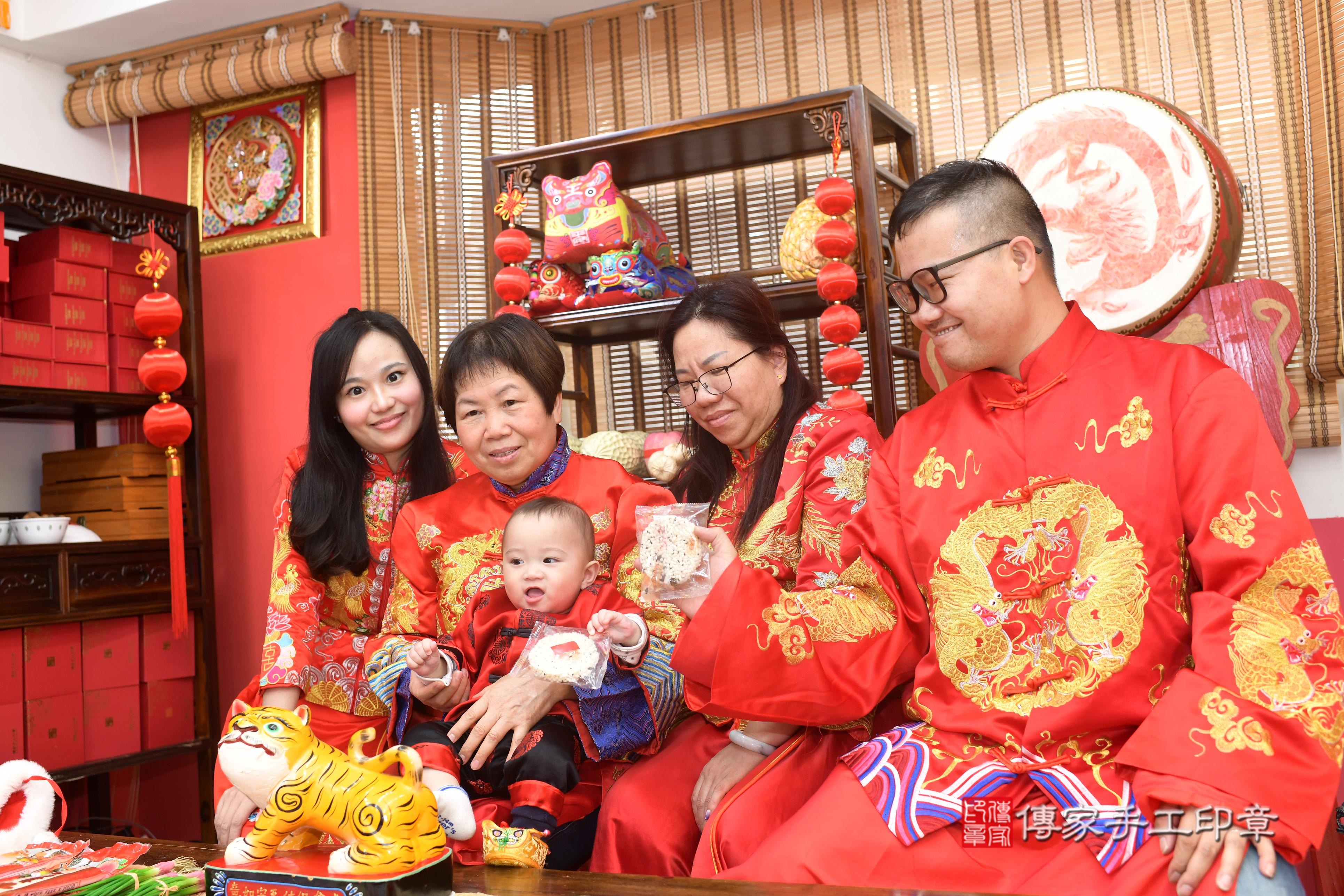 傳家手工印章高雄店、抓周、度脺、中國風會場、傳家嬰兒古禮、吉祥話、抓周道具物品24種、拍照。抓周證書。寶寶抓周、滿周歲、生日快樂、祝福