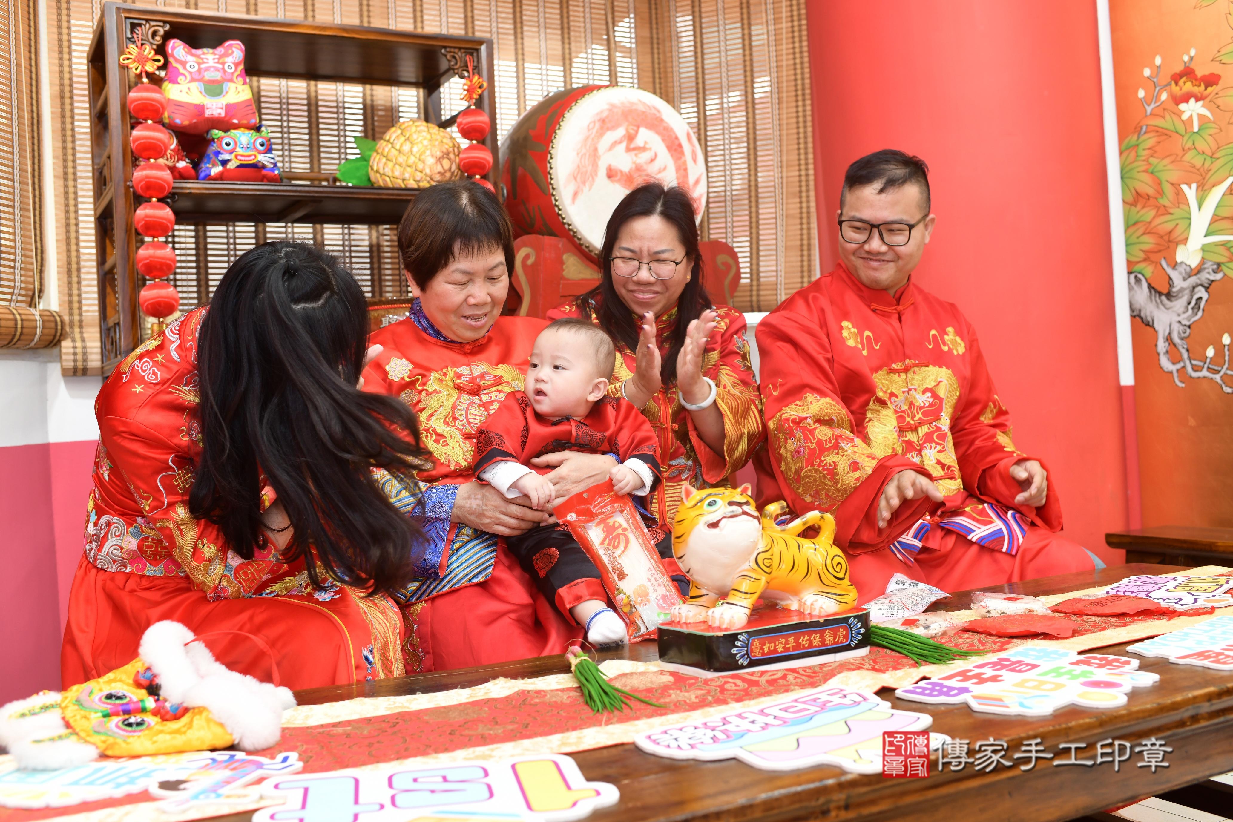傳家手工印章高雄店、抓周、度脺、中國風會場、傳家嬰兒古禮、吉祥話、抓周道具物品24種、拍照。抓周證書。寶寶抓周、滿周歲、生日快樂、祝福