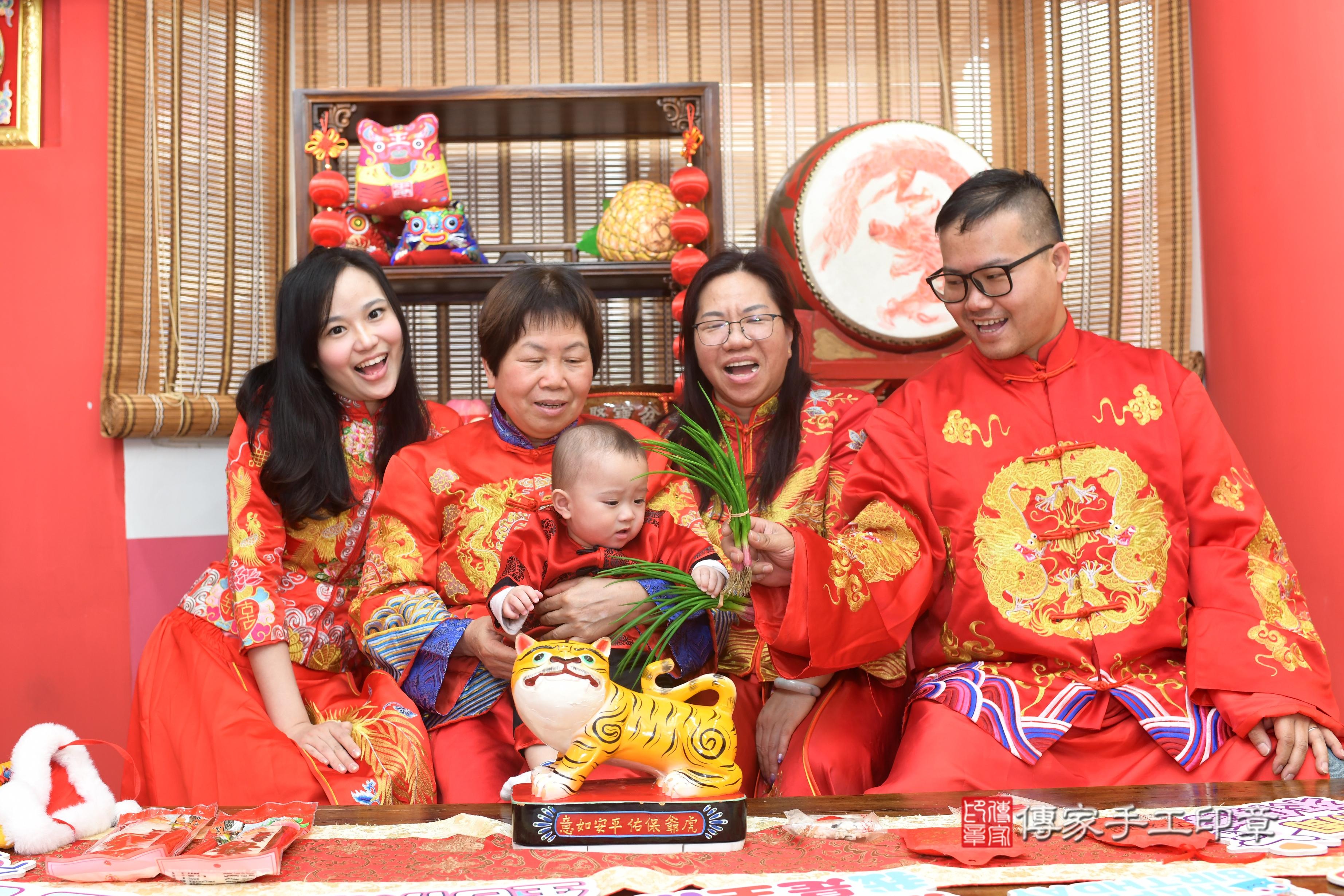 傳家手工印章高雄店、抓周、度脺、中國風會場、傳家嬰兒古禮、吉祥話、抓周道具物品24種、拍照。抓周證書。寶寶抓周、滿周歲、生日快樂、祝福