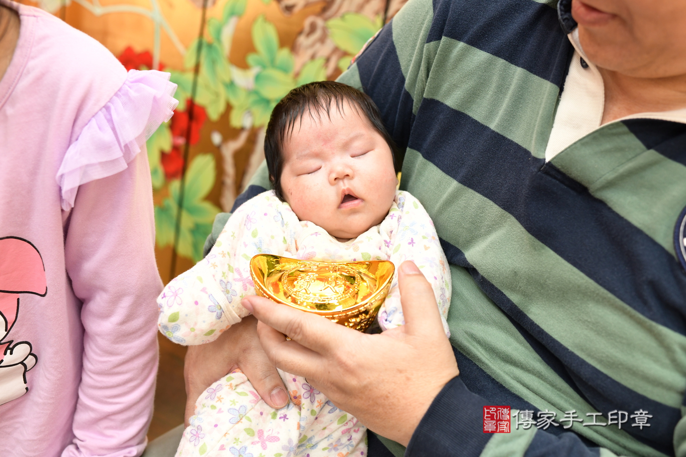 小彤寶寶(台北市大同區嬰兒寶寶滿月剃頭理髮、嬰兒剃胎毛儀式吉祥話)。中國風會場，爸媽寶貝穿「日中韓」古裝禮服。專業拍照、證書。★購買「臍帶章、肚臍章、胎毛筆刷印章」贈送：剃頭、收涎、抓周，三選一。2025.3.1，照片11