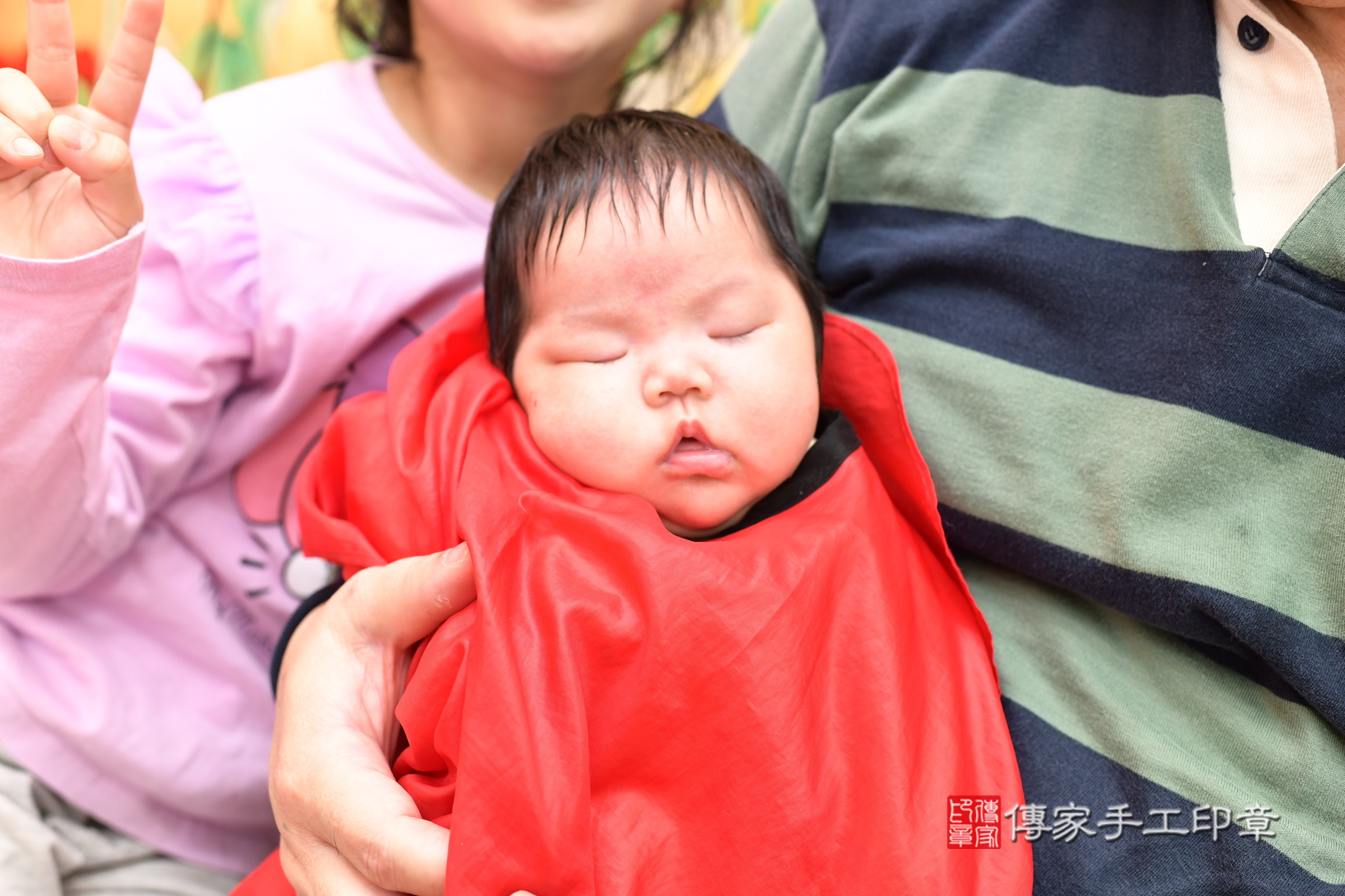 小彤寶寶(台北市大同區嬰兒寶寶滿月剃頭理髮、嬰兒剃胎毛儀式吉祥話)。中國風會場，爸媽寶貝穿「日中韓」古裝禮服。專業拍照、證書。★購買「臍帶章、肚臍章、胎毛筆刷印章」贈送：剃頭、收涎、抓周，三選一。2025.3.1，照片14