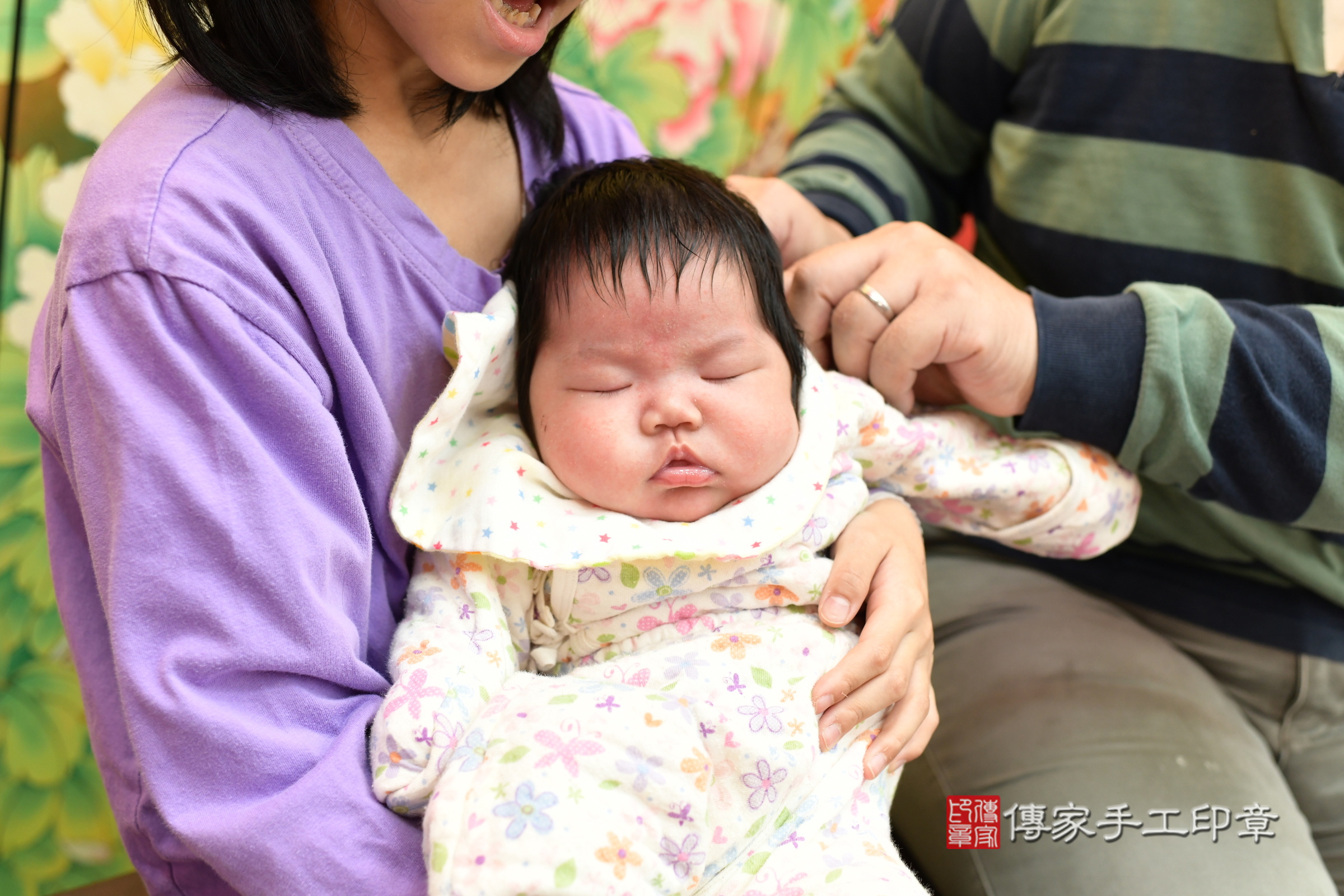 小彤寶寶(台北市大同區嬰兒寶寶滿月剃頭理髮、嬰兒剃胎毛儀式吉祥話)。中國風會場，爸媽寶貝穿「日中韓」古裝禮服。專業拍照、證書。★購買「臍帶章、肚臍章、胎毛筆刷印章」贈送：剃頭、收涎、抓周，三選一。2025.3.1，照片8