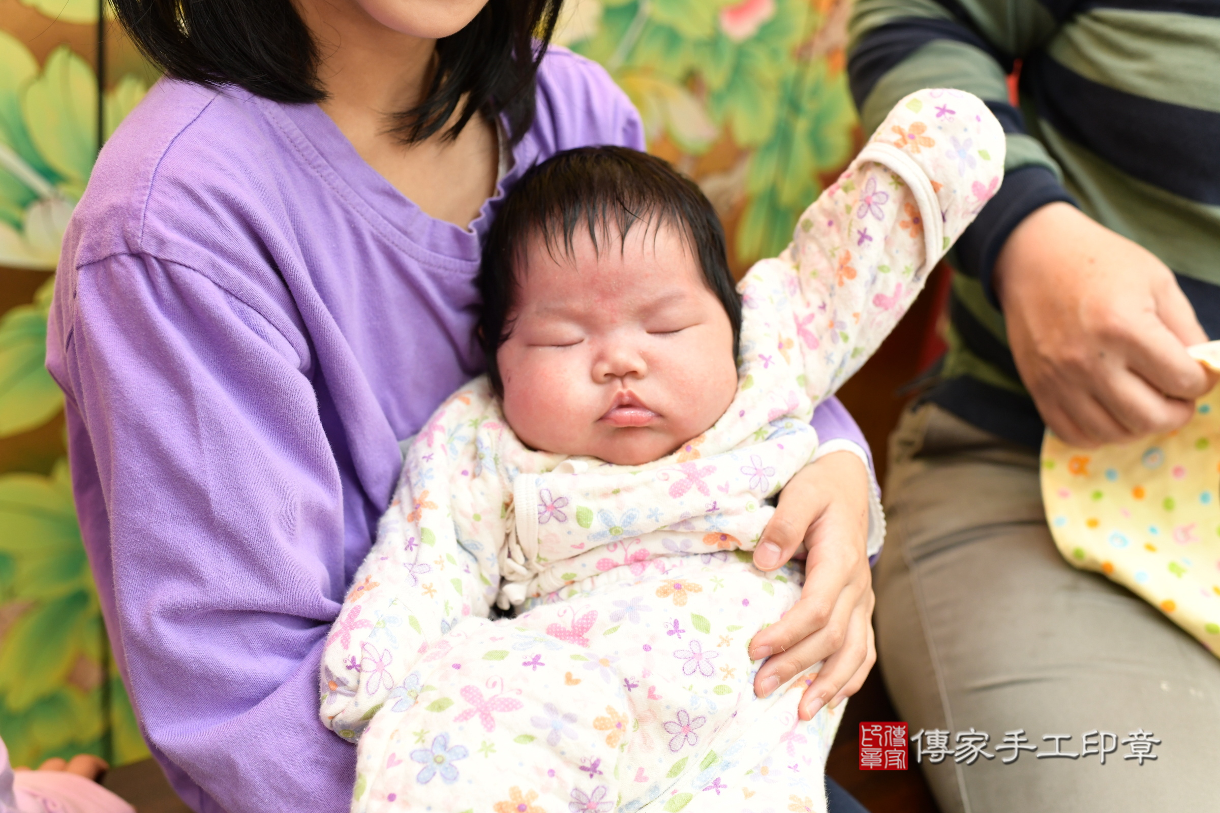 小彤寶寶(台北市大同區嬰兒寶寶滿月剃頭理髮、嬰兒剃胎毛儀式吉祥話)。中國風會場，爸媽寶貝穿「日中韓」古裝禮服。專業拍照、證書。★購買「臍帶章、肚臍章、胎毛筆刷印章」贈送：剃頭、收涎、抓周，三選一。2025.3.1，照片7