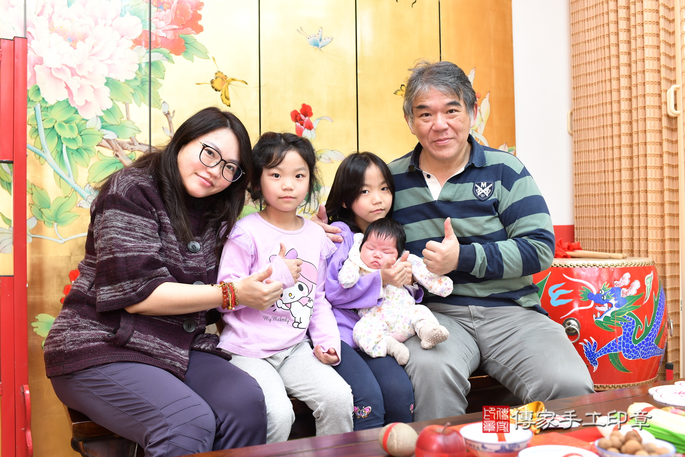 小彤寶寶(台北市大同區嬰兒寶寶滿月剃頭理髮、嬰兒剃胎毛儀式吉祥話)。中國風會場，爸媽寶貝穿「日中韓」古裝禮服。專業拍照、證書。★購買「臍帶章、肚臍章、胎毛筆刷印章」贈送：剃頭、收涎、抓周，三選一。2025.3.1，照片3
