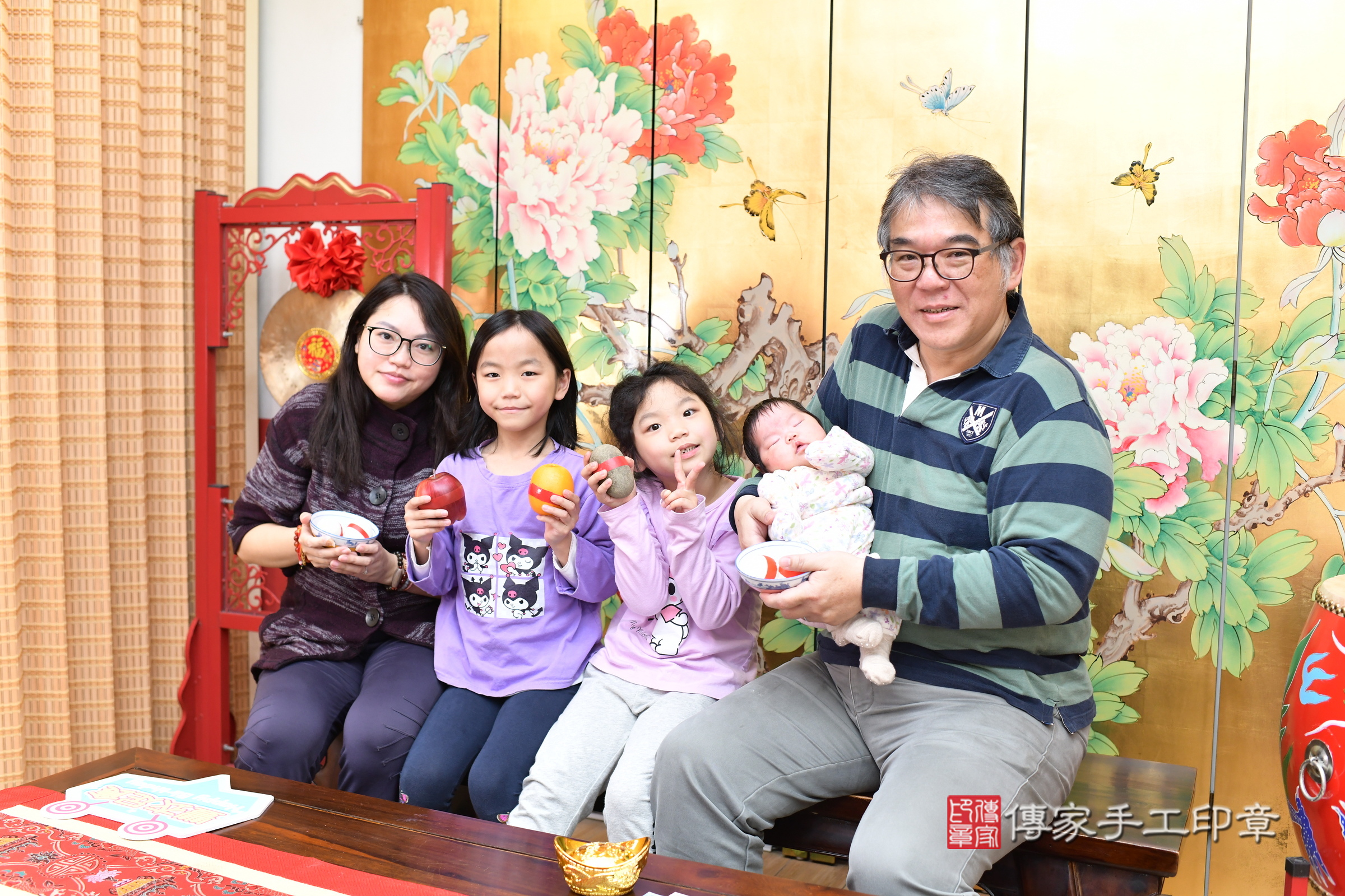 小彤寶寶(台北市大同區嬰兒寶寶滿月剃頭理髮、嬰兒剃胎毛儀式吉祥話)。中國風會場，爸媽寶貝穿「日中韓」古裝禮服。專業拍照、證書。★購買「臍帶章、肚臍章、胎毛筆刷印章」贈送：剃頭、收涎、抓周，三選一。2025.3.1，照片12