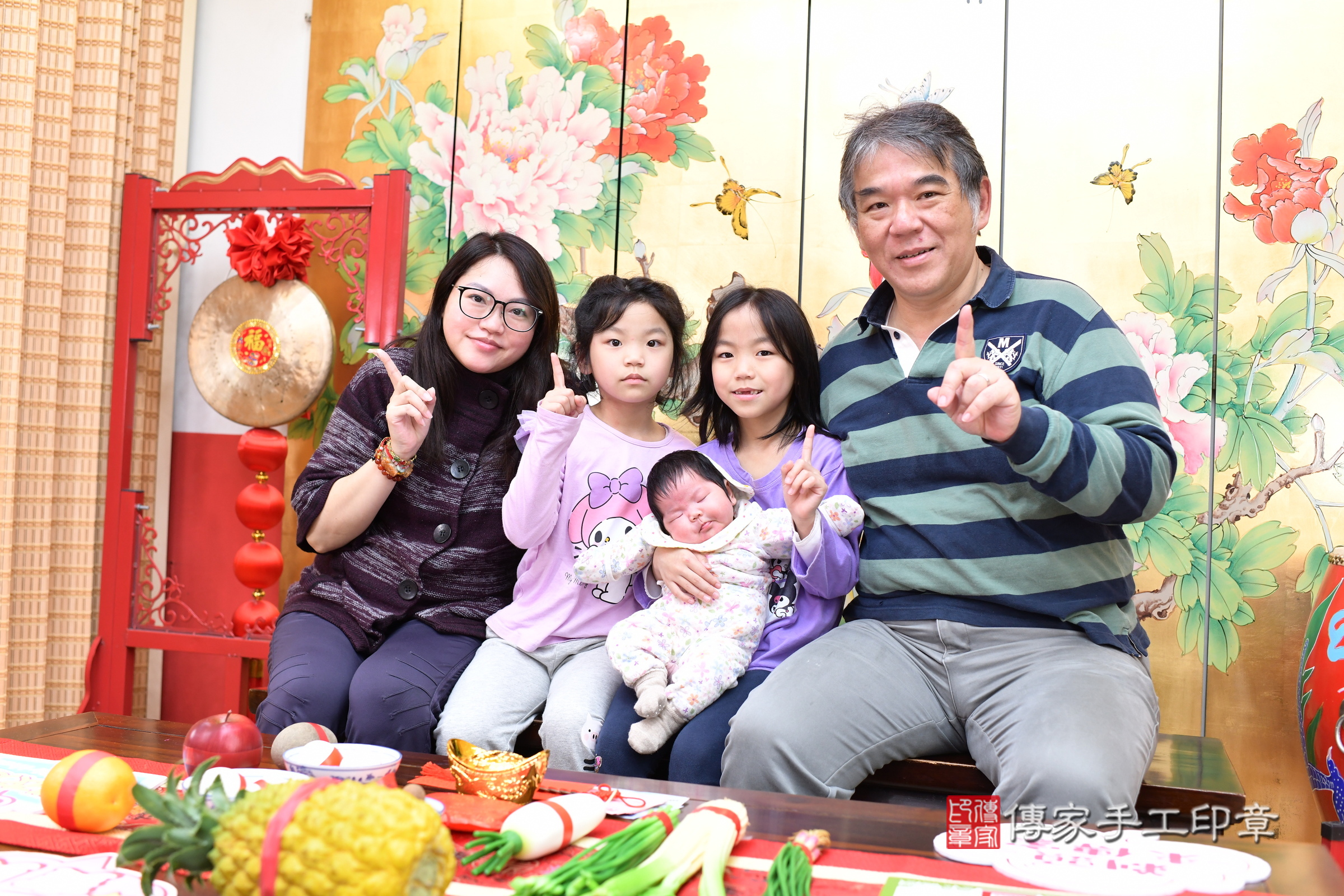 小彤寶寶(台北市大同區嬰兒寶寶滿月剃頭理髮、嬰兒剃胎毛儀式吉祥話)。中國風會場，爸媽寶貝穿「日中韓」古裝禮服。專業拍照、證書。★購買「臍帶章、肚臍章、胎毛筆刷印章」贈送：剃頭、收涎、抓周，三選一。2025.3.1，照片2