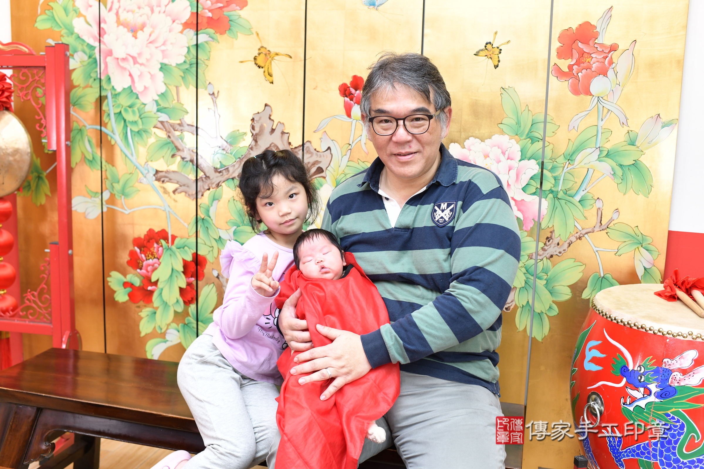 小彤寶寶(台北市大同區嬰兒寶寶滿月剃頭理髮、嬰兒剃胎毛儀式吉祥話)。中國風會場，爸媽寶貝穿「日中韓」古裝禮服。專業拍照、證書。★購買「臍帶章、肚臍章、胎毛筆刷印章」贈送：剃頭、收涎、抓周，三選一。2025.3.1，照片13