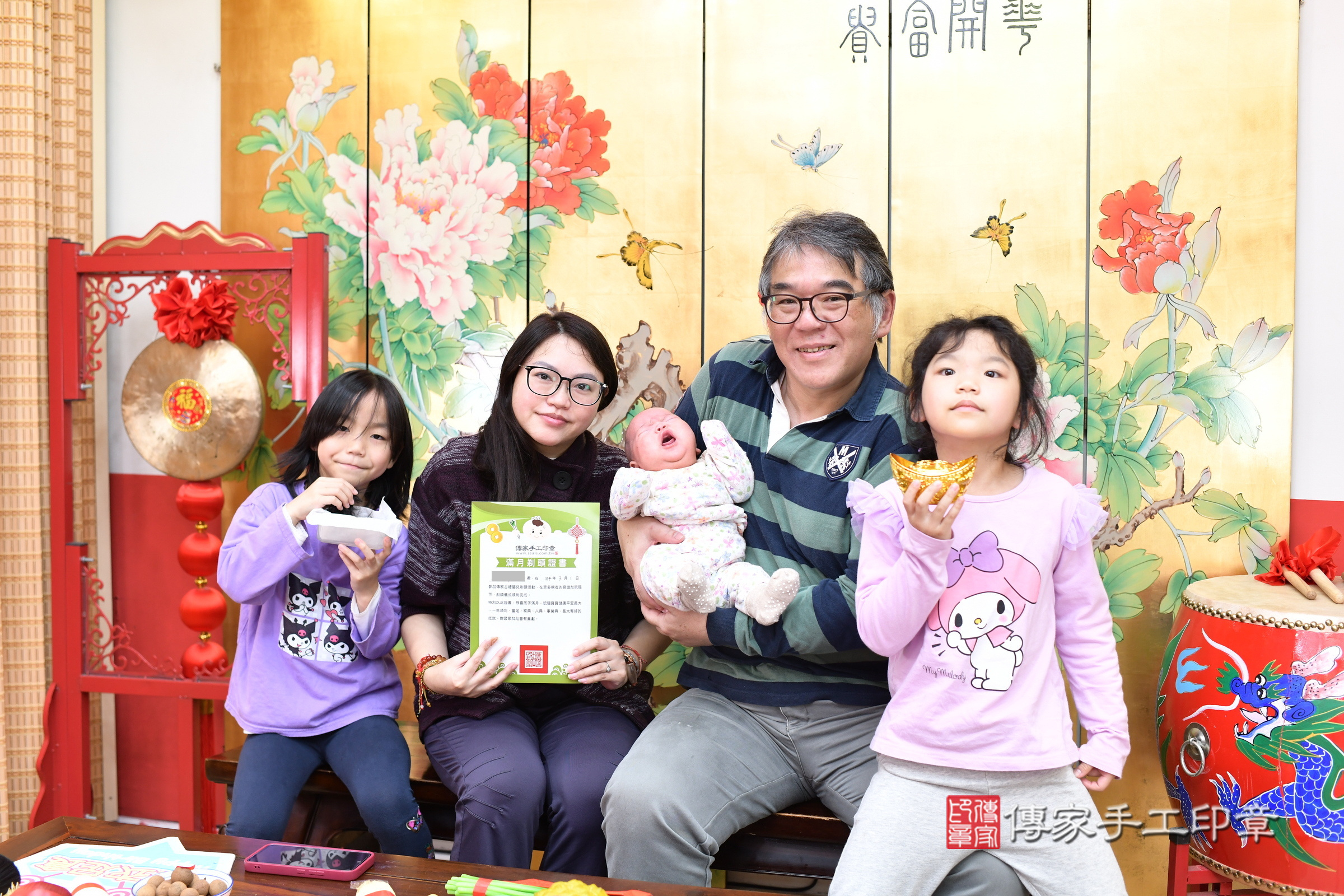 小彤寶寶(台北市大同區嬰兒寶寶滿月剃頭理髮、嬰兒剃胎毛儀式吉祥話)。中國風會場，爸媽寶貝穿「日中韓」古裝禮服。專業拍照、證書。★購買「臍帶章、肚臍章、胎毛筆刷印章」贈送：剃頭、收涎、抓周，三選一。2025.3.1，照片15