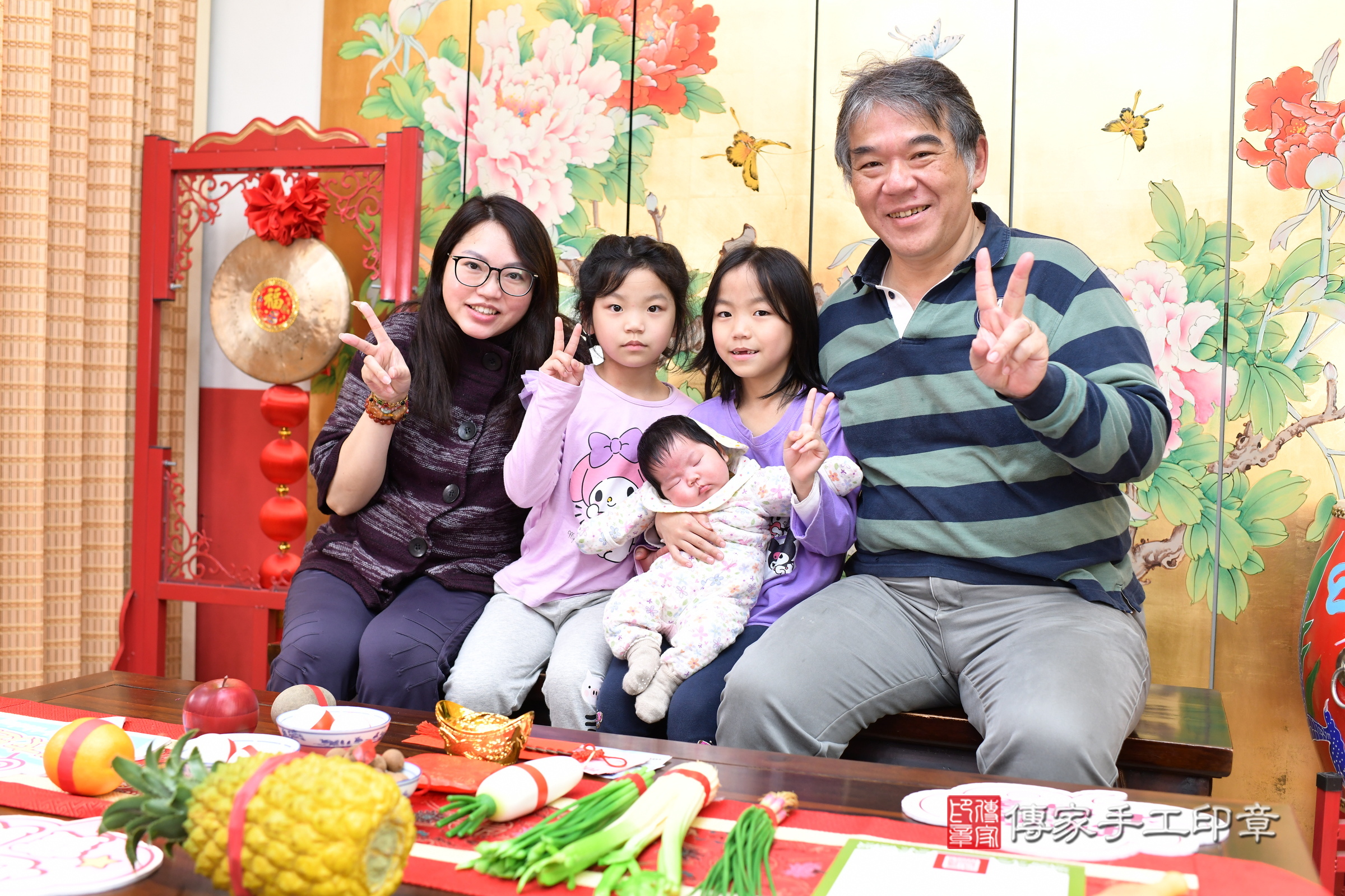小彤寶寶(台北市大同區嬰兒寶寶滿月剃頭理髮、嬰兒剃胎毛儀式吉祥話)。中國風會場，爸媽寶貝穿「日中韓」古裝禮服。專業拍照、證書。★購買「臍帶章、肚臍章、胎毛筆刷印章」贈送：剃頭、收涎、抓周，三選一。2025.3.1，照片4