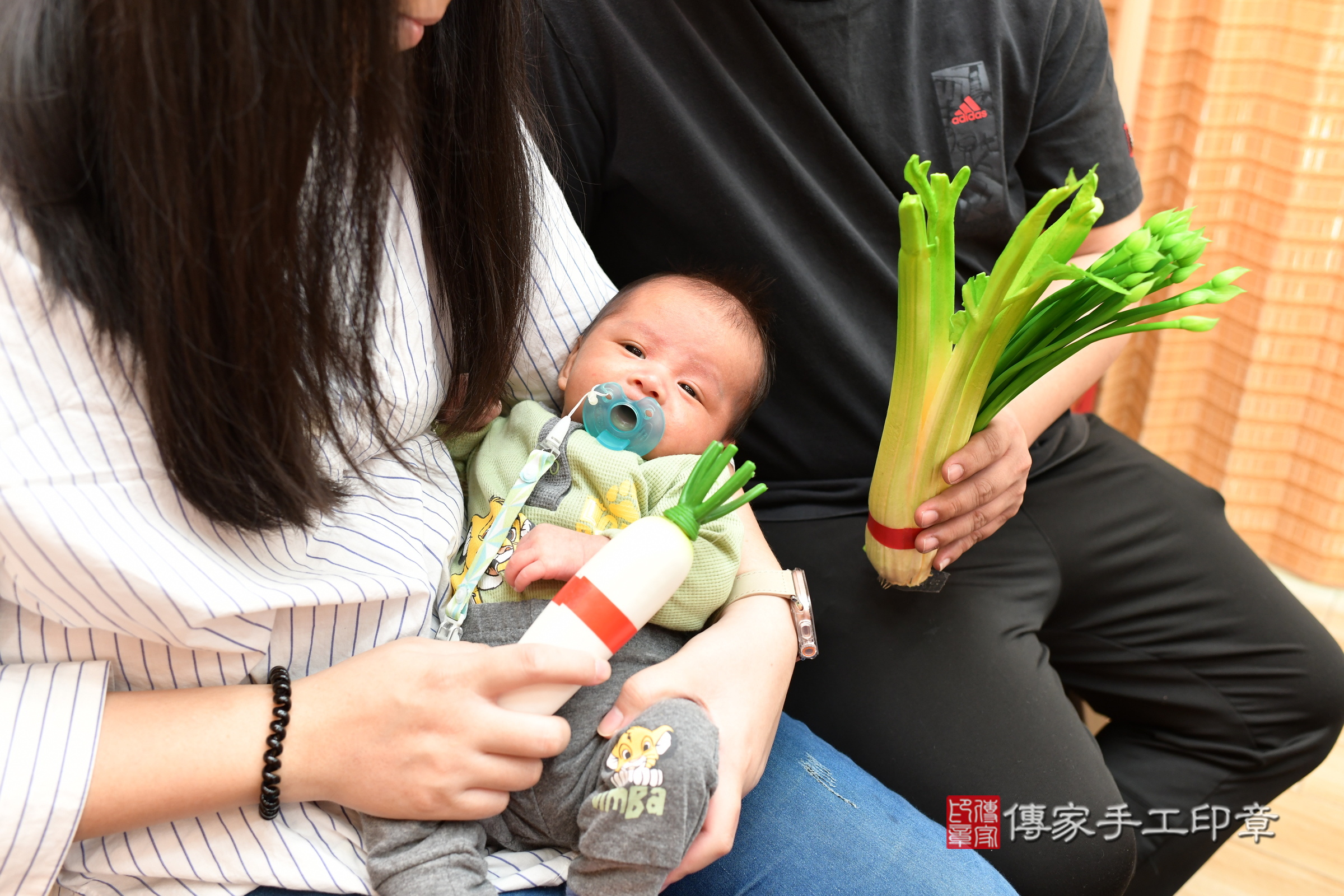 小瀚寶寶(台北市大同區嬰兒寶寶滿月剃頭理髮、嬰兒剃胎毛儀式吉祥話)。中國風會場，爸媽寶貝穿「日中韓」古裝禮服。專業拍照、證書。★購買「臍帶章、肚臍章、胎毛筆刷印章」贈送：剃頭、收涎、抓周，三選一。2025.3.2，照片16