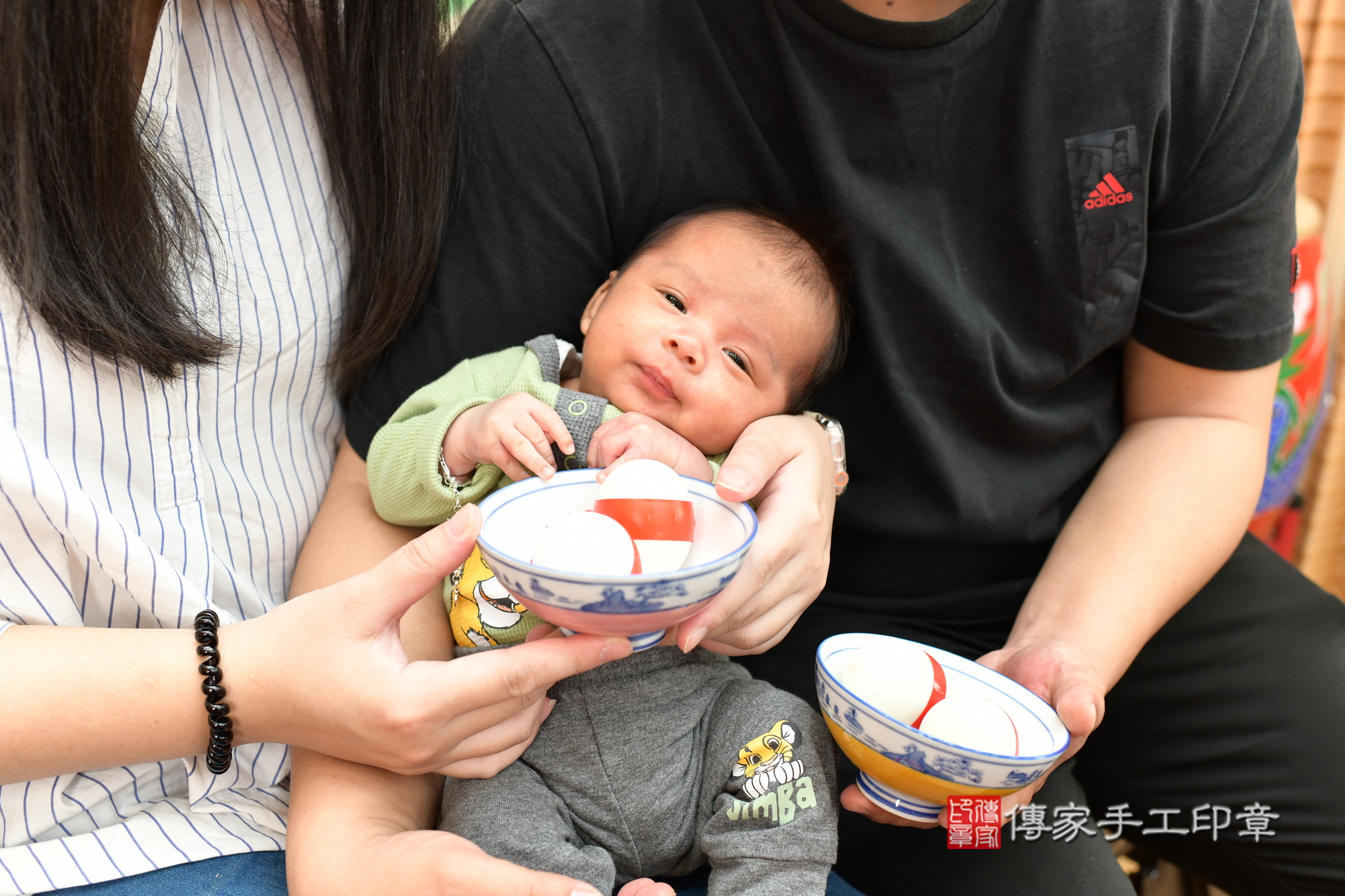小瀚寶寶(台北市大同區嬰兒寶寶滿月剃頭理髮、嬰兒剃胎毛儀式吉祥話)。中國風會場，爸媽寶貝穿「日中韓」古裝禮服。專業拍照、證書。★購買「臍帶章、肚臍章、胎毛筆刷印章」贈送：剃頭、收涎、抓周，三選一。2025.3.2，照片10