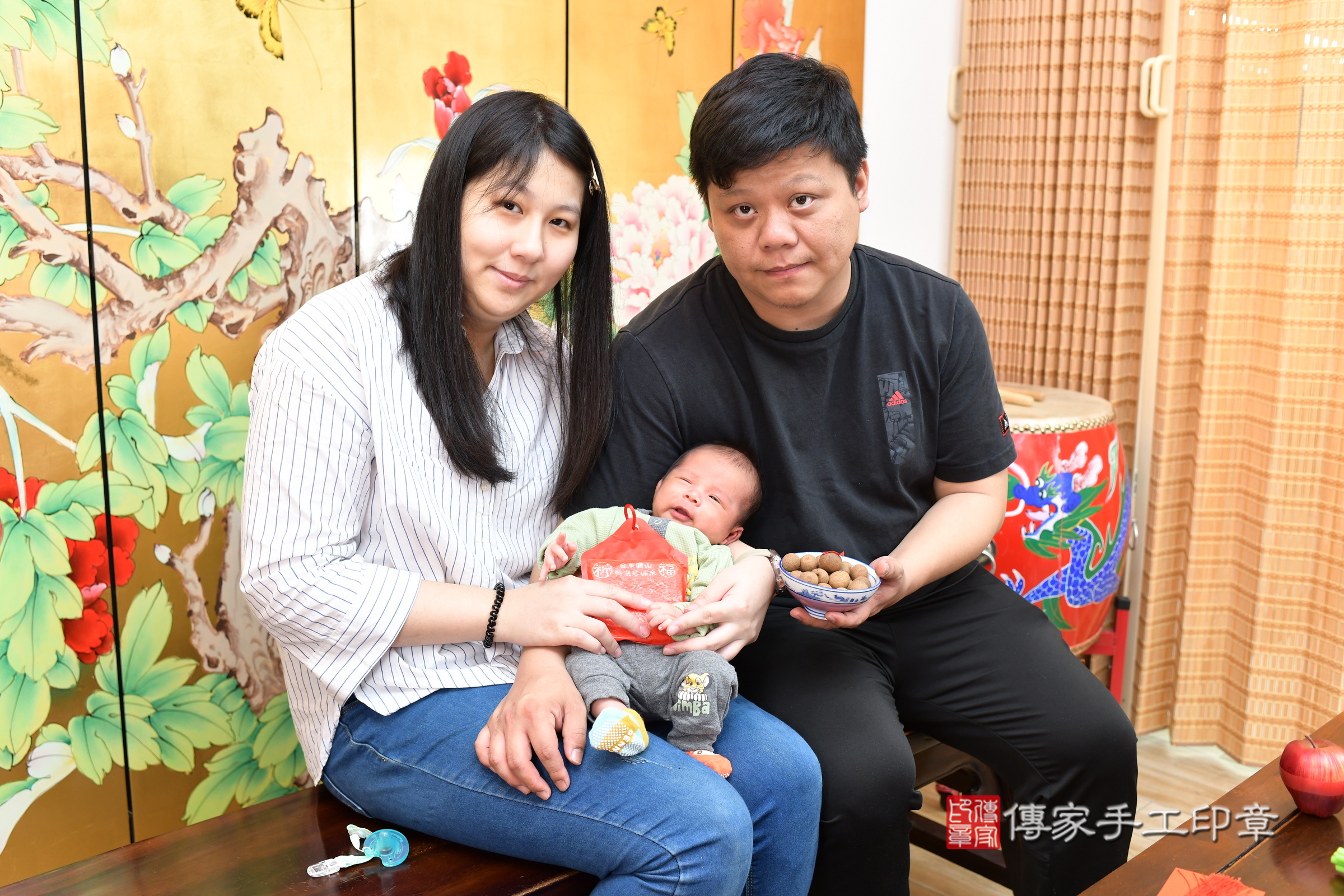 小瀚寶寶(台北市大同區嬰兒寶寶滿月剃頭理髮、嬰兒剃胎毛儀式吉祥話)。中國風會場，爸媽寶貝穿「日中韓」古裝禮服。專業拍照、證書。★購買「臍帶章、肚臍章、胎毛筆刷印章」贈送：剃頭、收涎、抓周，三選一。2025.3.2，照片13