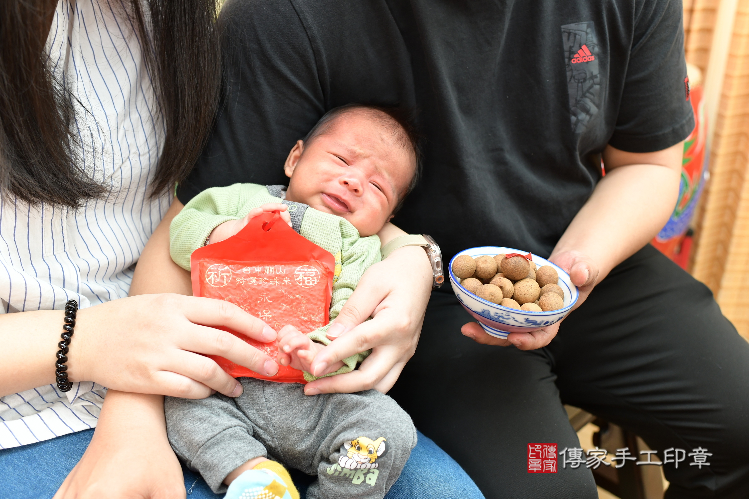 小瀚寶寶(台北市大同區嬰兒寶寶滿月剃頭理髮、嬰兒剃胎毛儀式吉祥話)。中國風會場，爸媽寶貝穿「日中韓」古裝禮服。專業拍照、證書。★購買「臍帶章、肚臍章、胎毛筆刷印章」贈送：剃頭、收涎、抓周，三選一。2025.3.2，照片14