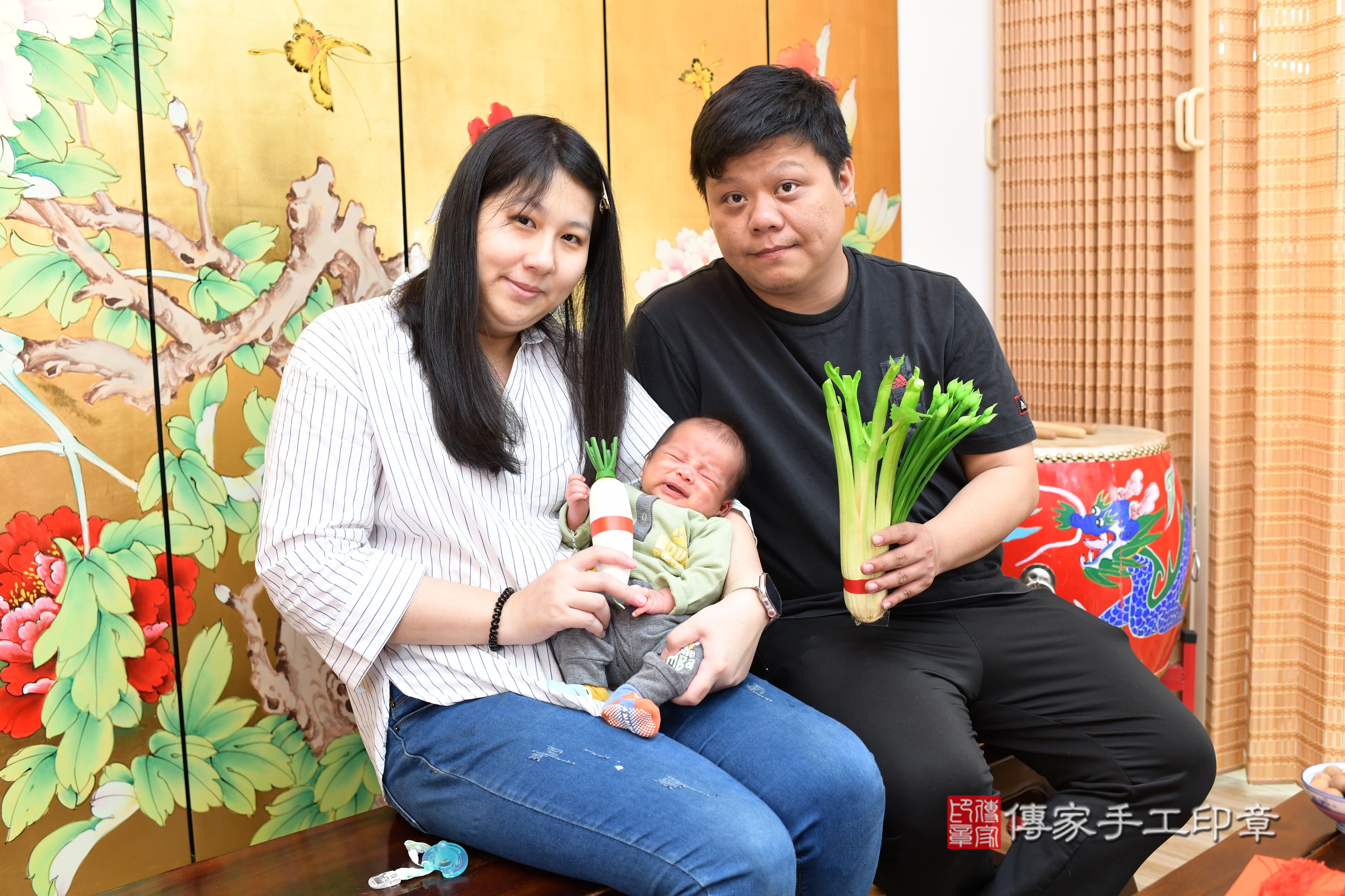 小瀚寶寶(台北市大同區嬰兒寶寶滿月剃頭理髮、嬰兒剃胎毛儀式吉祥話)。中國風會場，爸媽寶貝穿「日中韓」古裝禮服。專業拍照、證書。★購買「臍帶章、肚臍章、胎毛筆刷印章」贈送：剃頭、收涎、抓周，三選一。2025.3.2，照片15