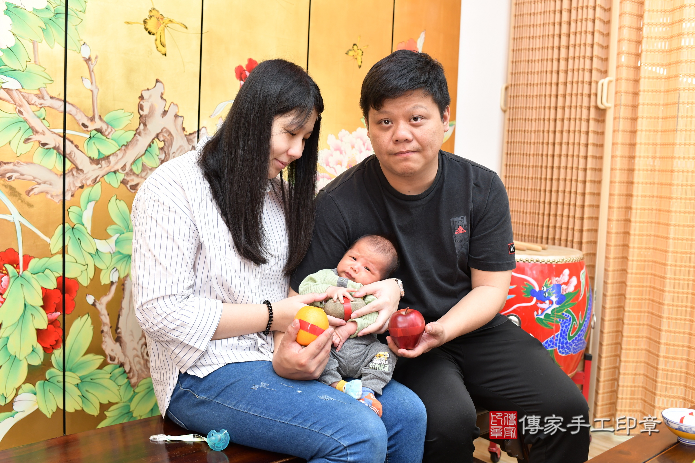 小瀚寶寶(台北市大同區嬰兒寶寶滿月剃頭理髮、嬰兒剃胎毛儀式吉祥話)。中國風會場，爸媽寶貝穿「日中韓」古裝禮服。專業拍照、證書。★購買「臍帶章、肚臍章、胎毛筆刷印章」贈送：剃頭、收涎、抓周，三選一。2025.3.2，照片11
