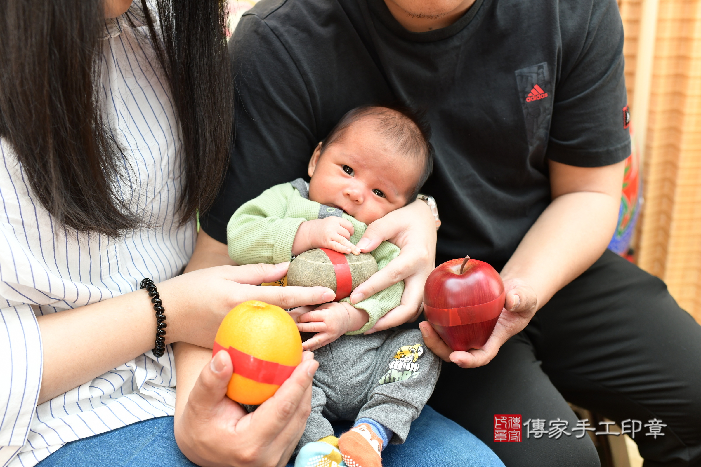 小瀚寶寶(台北市大同區嬰兒寶寶滿月剃頭理髮、嬰兒剃胎毛儀式吉祥話)。中國風會場，爸媽寶貝穿「日中韓」古裝禮服。專業拍照、證書。★購買「臍帶章、肚臍章、胎毛筆刷印章」贈送：剃頭、收涎、抓周，三選一。2025.3.2，照片12
