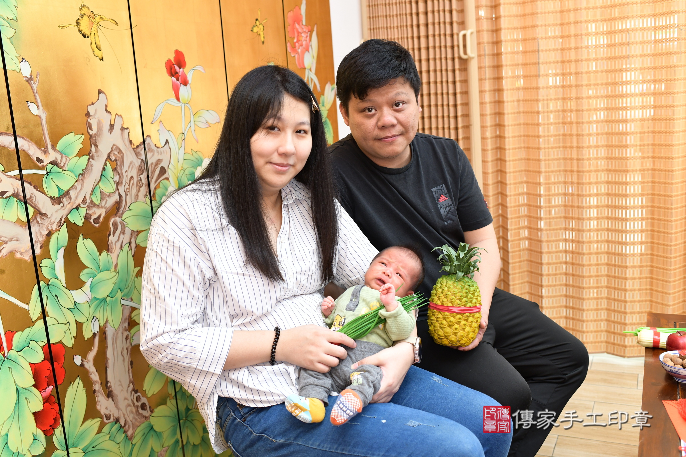 小瀚寶寶(台北市大同區嬰兒寶寶滿月剃頭理髮、嬰兒剃胎毛儀式吉祥話)。中國風會場，爸媽寶貝穿「日中韓」古裝禮服。專業拍照、證書。★購買「臍帶章、肚臍章、胎毛筆刷印章」贈送：剃頭、收涎、抓周，三選一。2025.3.2，照片17