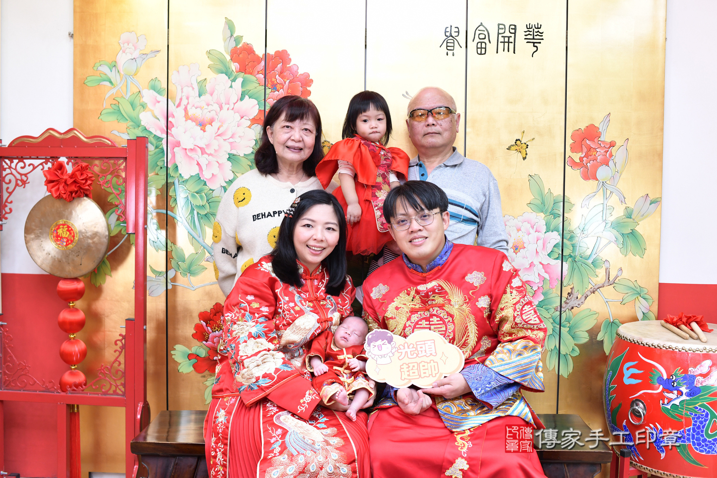 小宸寶寶(台北市大同區嬰兒寶寶滿月剃頭理髮、嬰兒剃胎毛儀式吉祥話)。中國風會場，爸媽寶貝穿「日中韓」古裝禮服。專業拍照、證書。★購買「臍帶章、肚臍章、胎毛筆刷印章」贈送：剃頭、收涎、抓周，三選一。2025.3.7，照片18